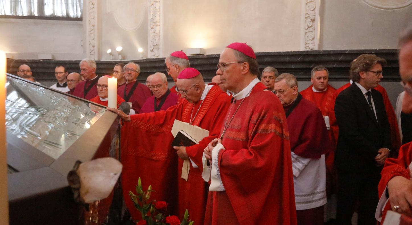 Bischof Ackermann betet am Heilig-Rock-Schrein