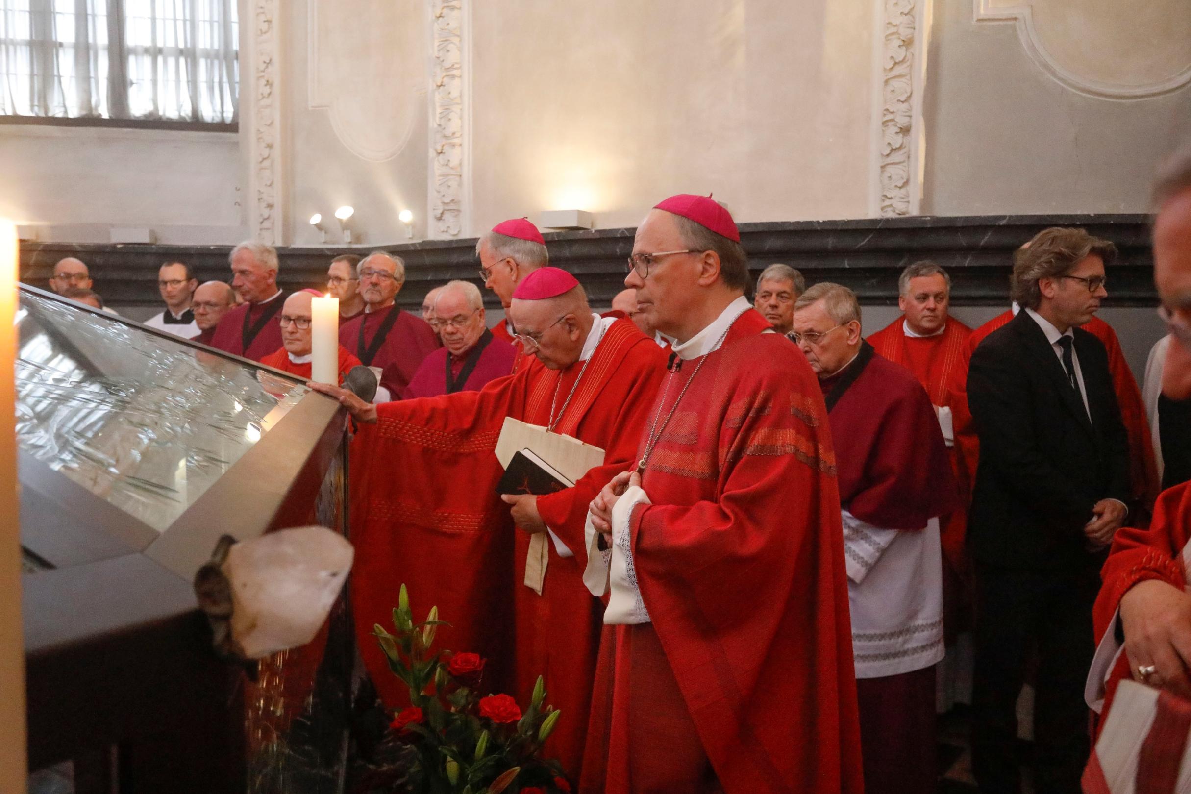 Bischof Ackermann betet am Heilig-Rock-Schrein