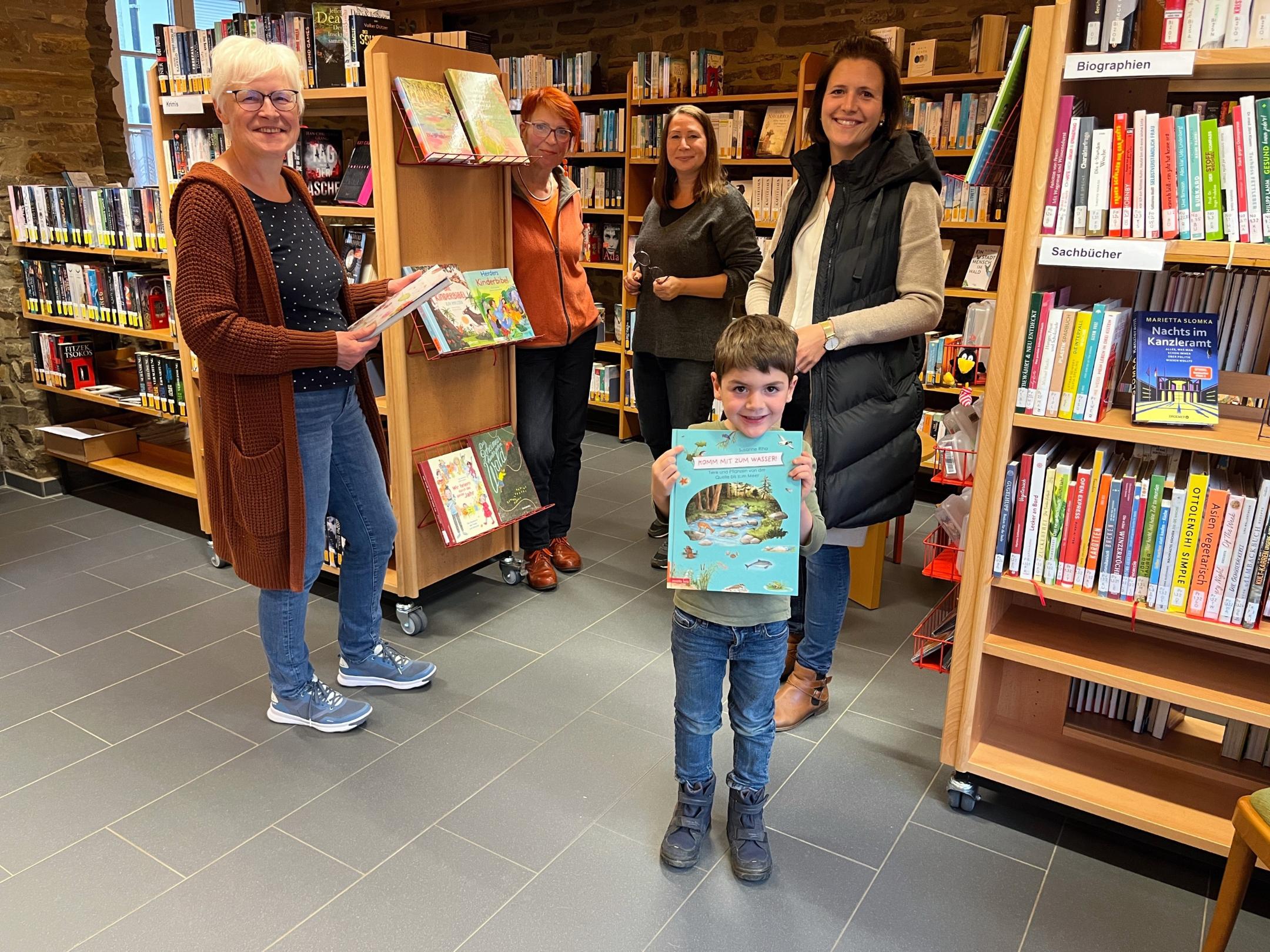 Ulla Häger, Jeany Sonneberger und Nicole Schachler (v. links) vom Team der KÖB in Kesseling freuen sich über Leserinnen und Leser wie Christina Knebel mit ihrem Sohn Lennard.