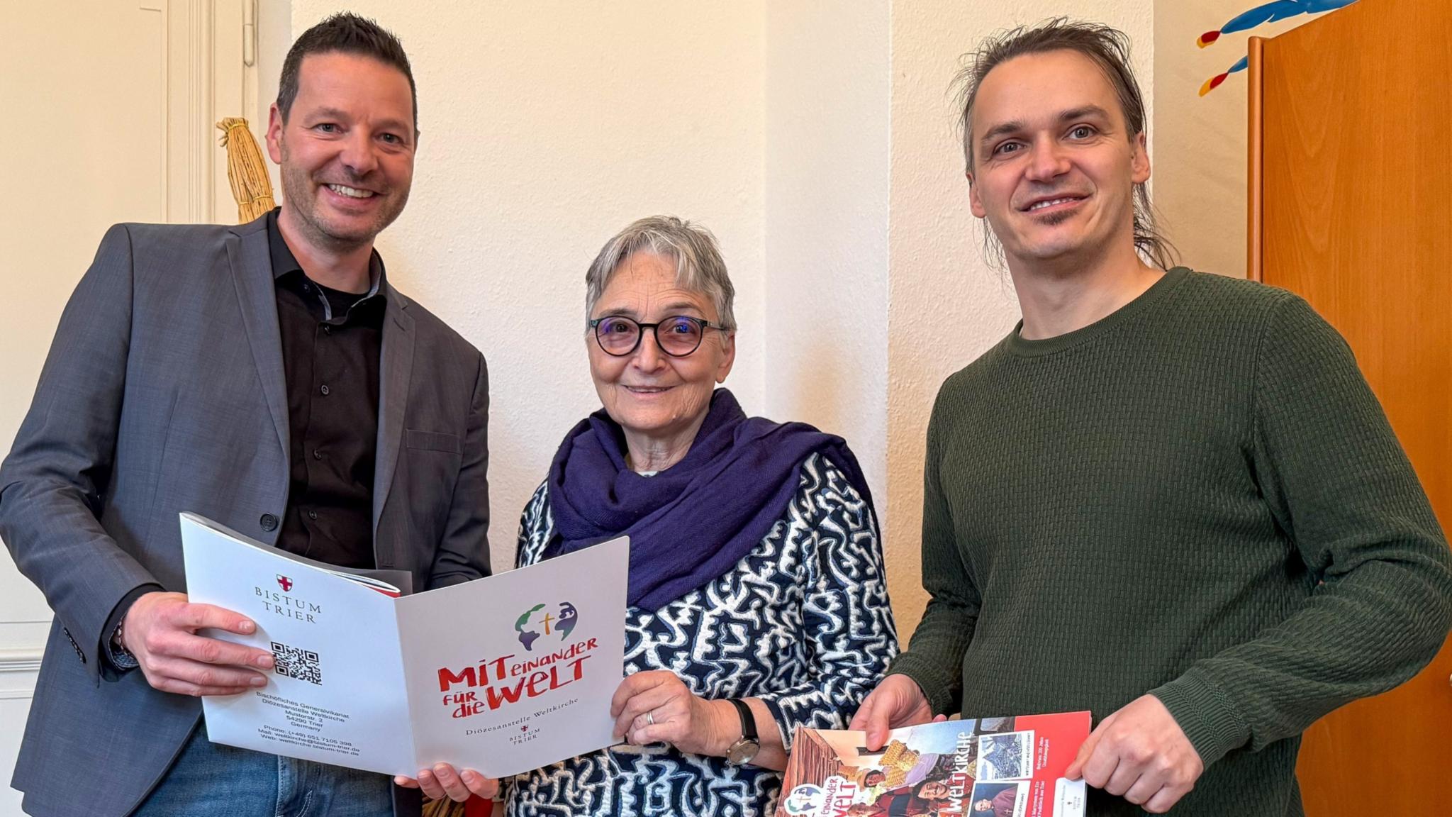 Zum Besuch in Trier gehört auch ein Gespräch mit Dr. Thorsten Hoffmann (links) und Tomek Welke von der Diözesanstelle Weltkirche.  Mit ihnen steht Gisela Häring regelmäßig in Kontakt.