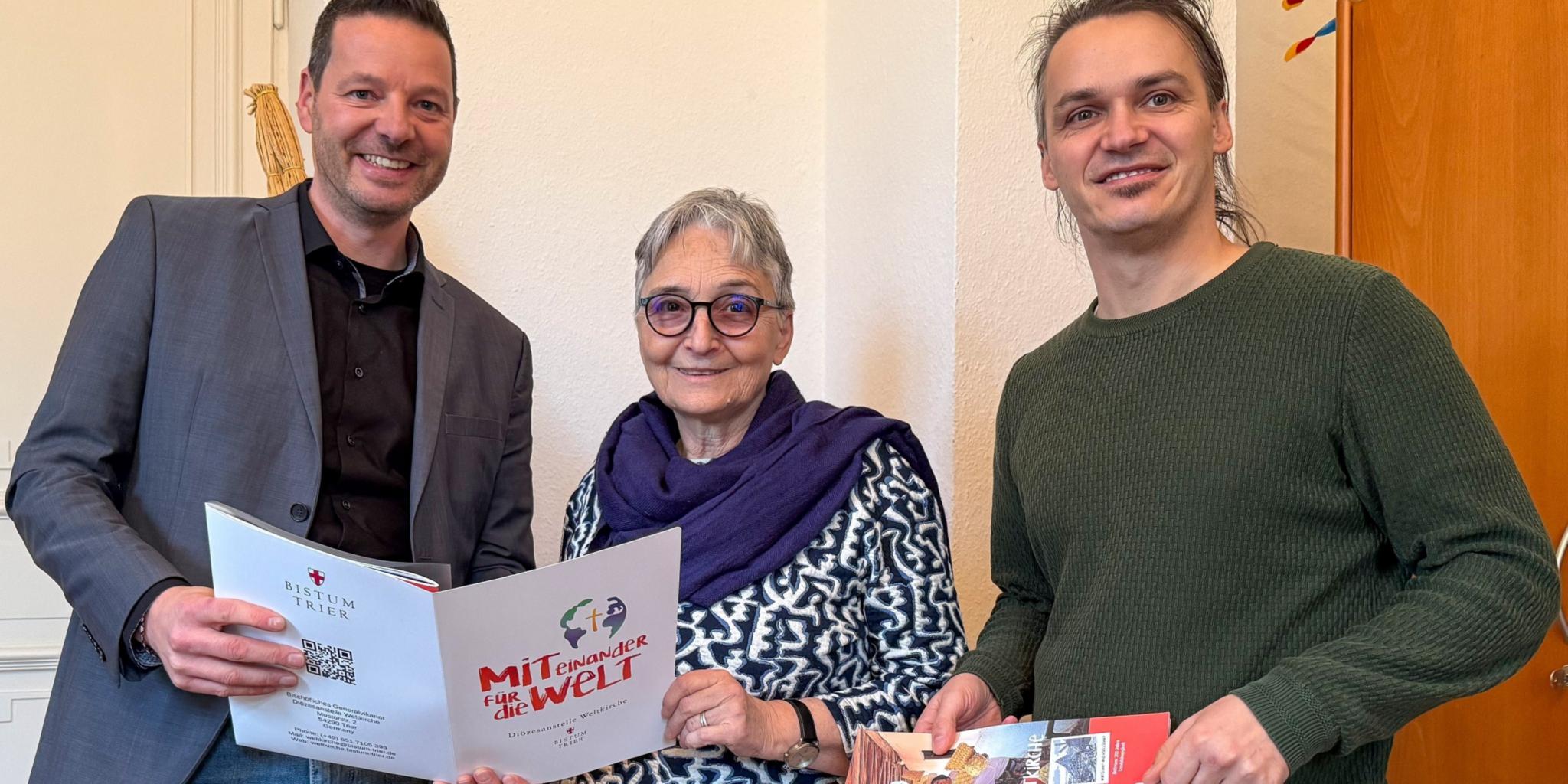 Zum Besuch in Trier gehört auch ein Gespräch mit Dr. Thorsten Hoffmann (links) und Tomek Welke von der Diözesanstelle Weltkirche.  Mit ihnen steht Gisela Häring regelmäßig in Kontakt.