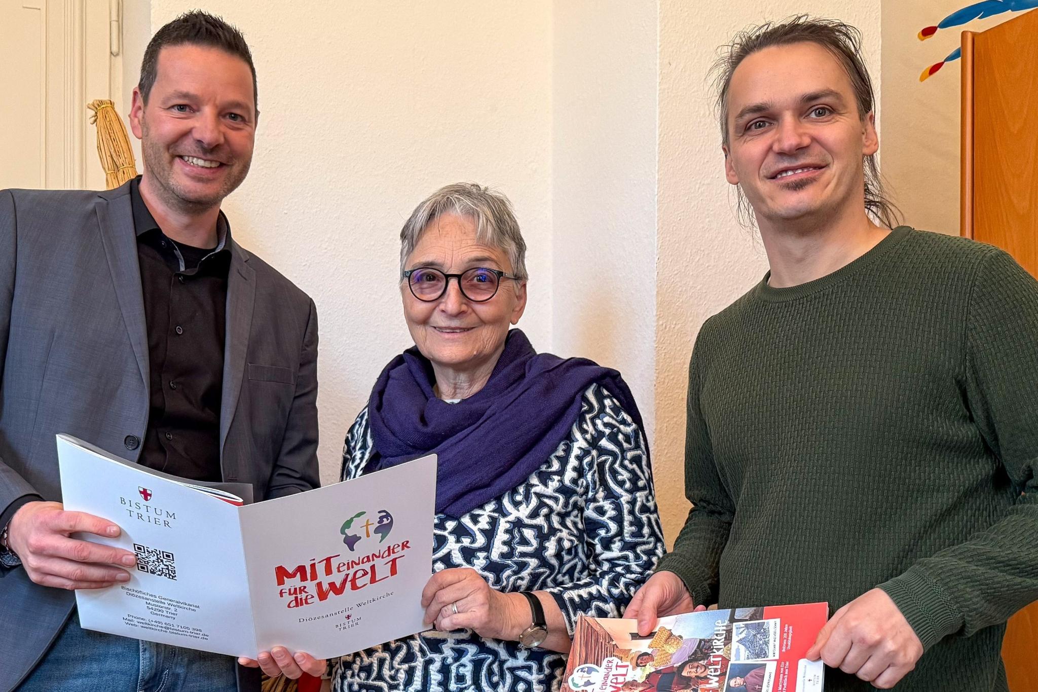 Zum Besuch in Trier gehört auch ein Gespräch mit Dr. Thorsten Hoffmann (links) und Tomek Welke von der Diözesanstelle Weltkirche.  Mit ihnen steht Gisela Häring regelmäßig in Kontakt.