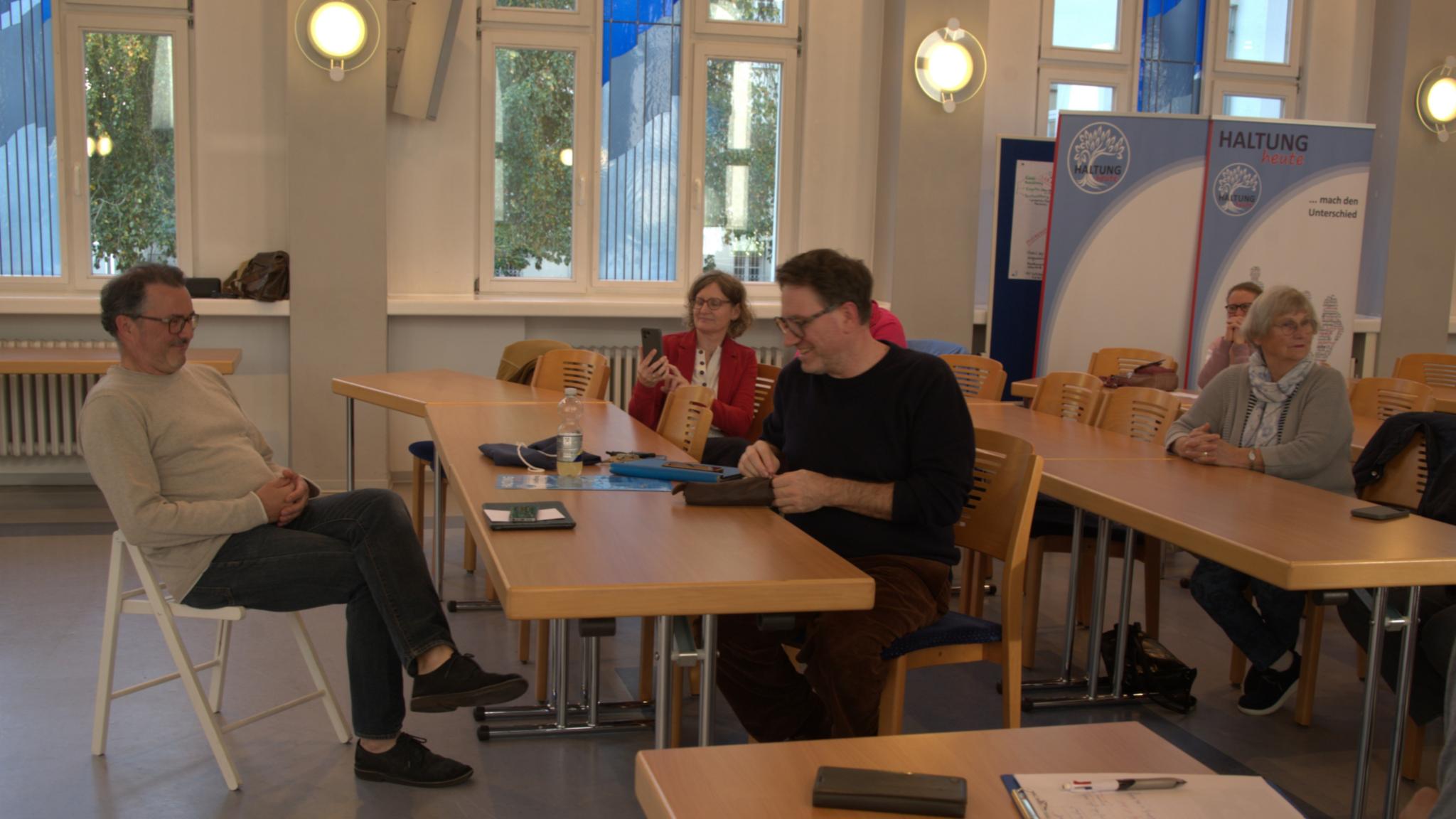 Autor Boris Weber (re.) und Schauspieler Bruno Lehan im Gespräch