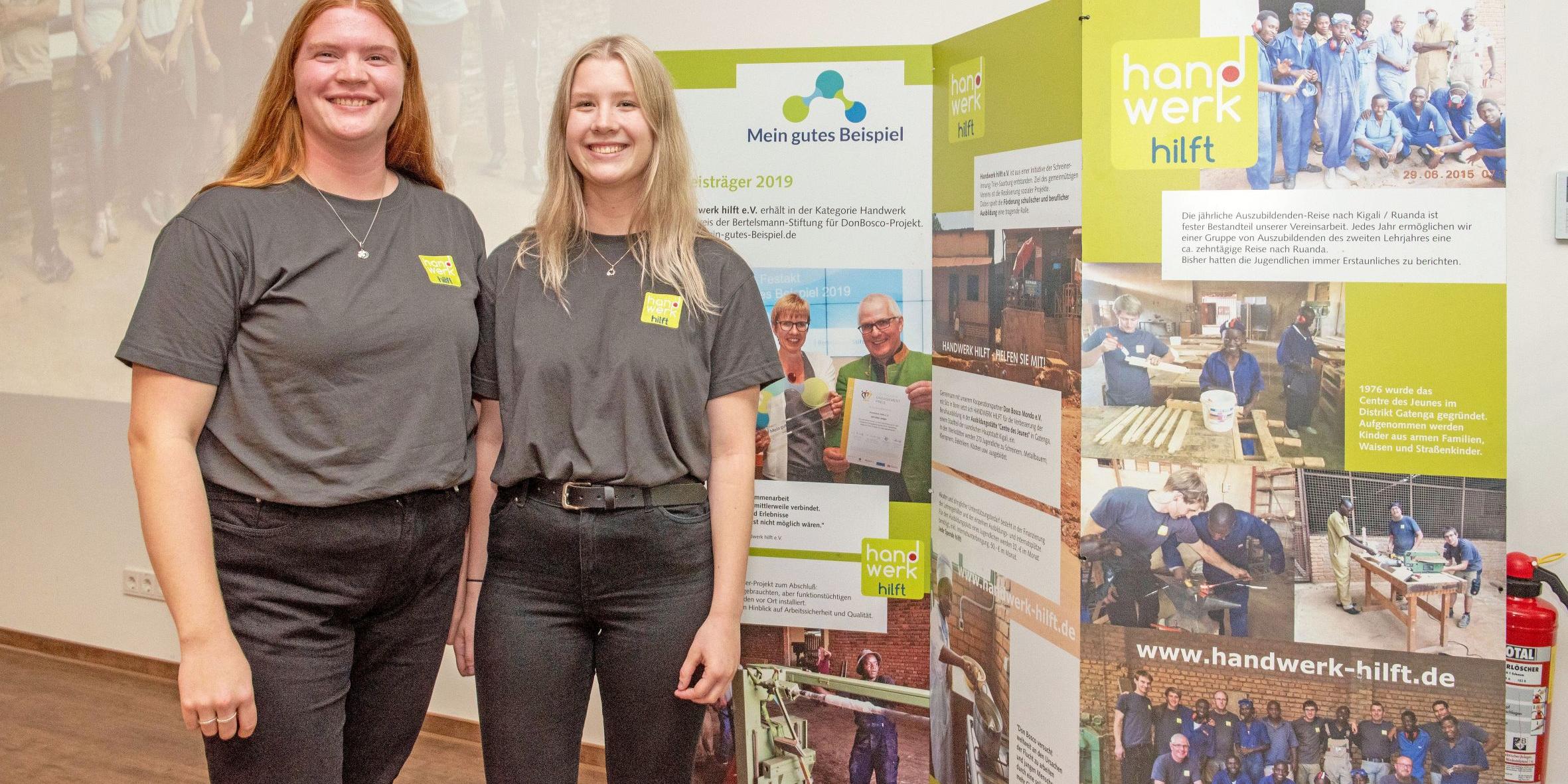 Die Auszubildenden Elisa Hotz (links) und Jasmina Zwank haben eine Woche lang den Alltag der Menschen im afrikanischen Ruanda miterlebt.