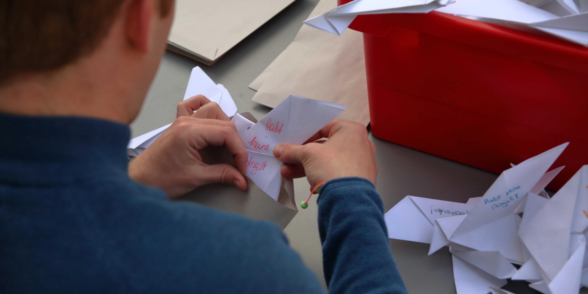 Mit einem Brief versehen, wurden die Papiertauben verschickt.