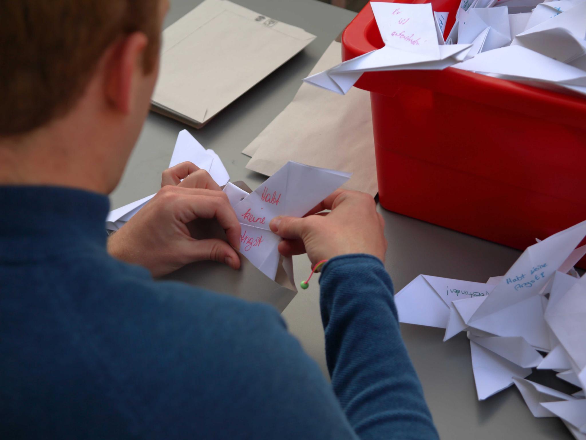Mit einem Brief versehen, wurden die Papiertauben verschickt.