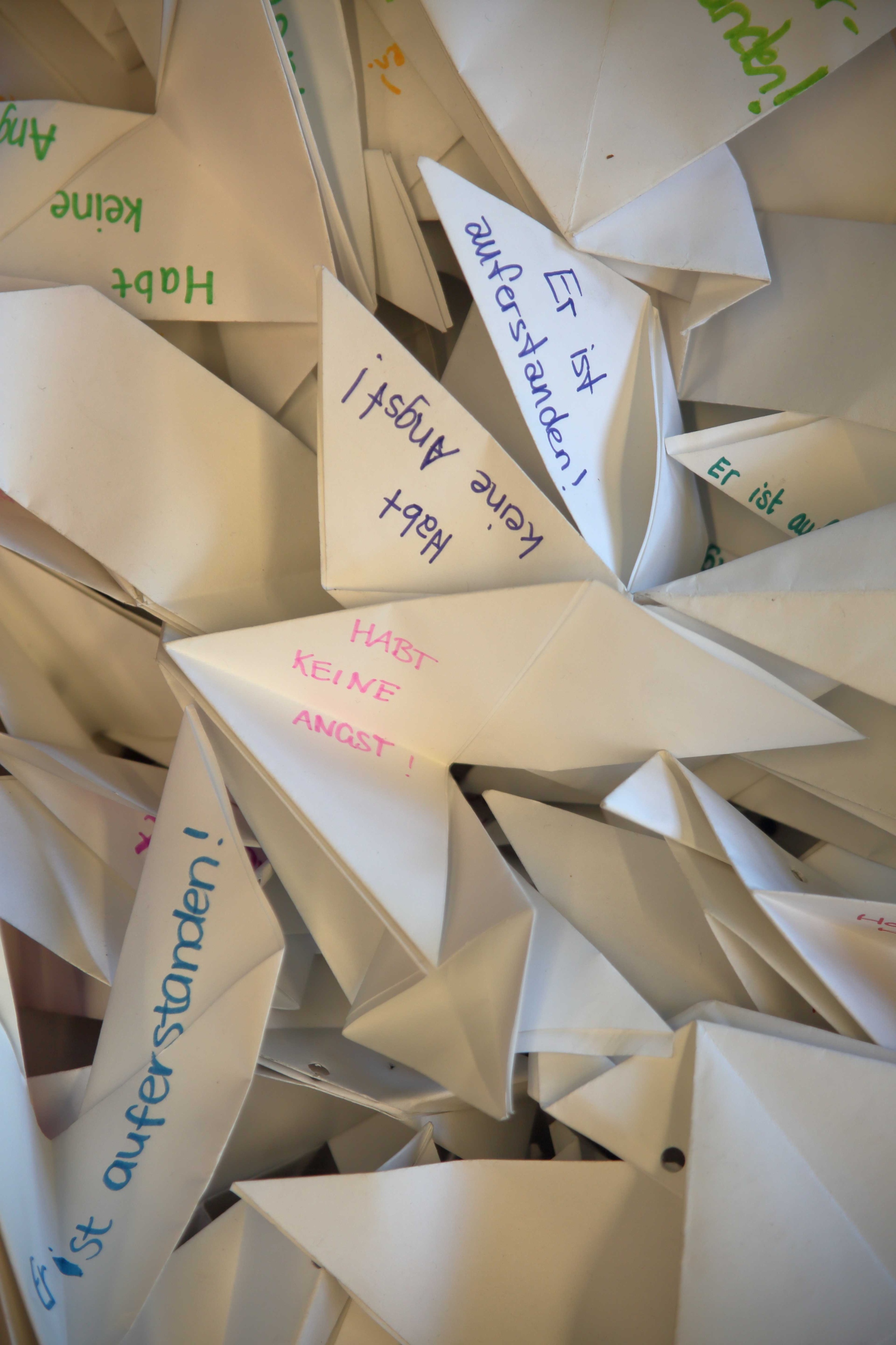 1.000 Tauben aus Papier wurden gebastelt und nun um die gesamte Welt verschickt.