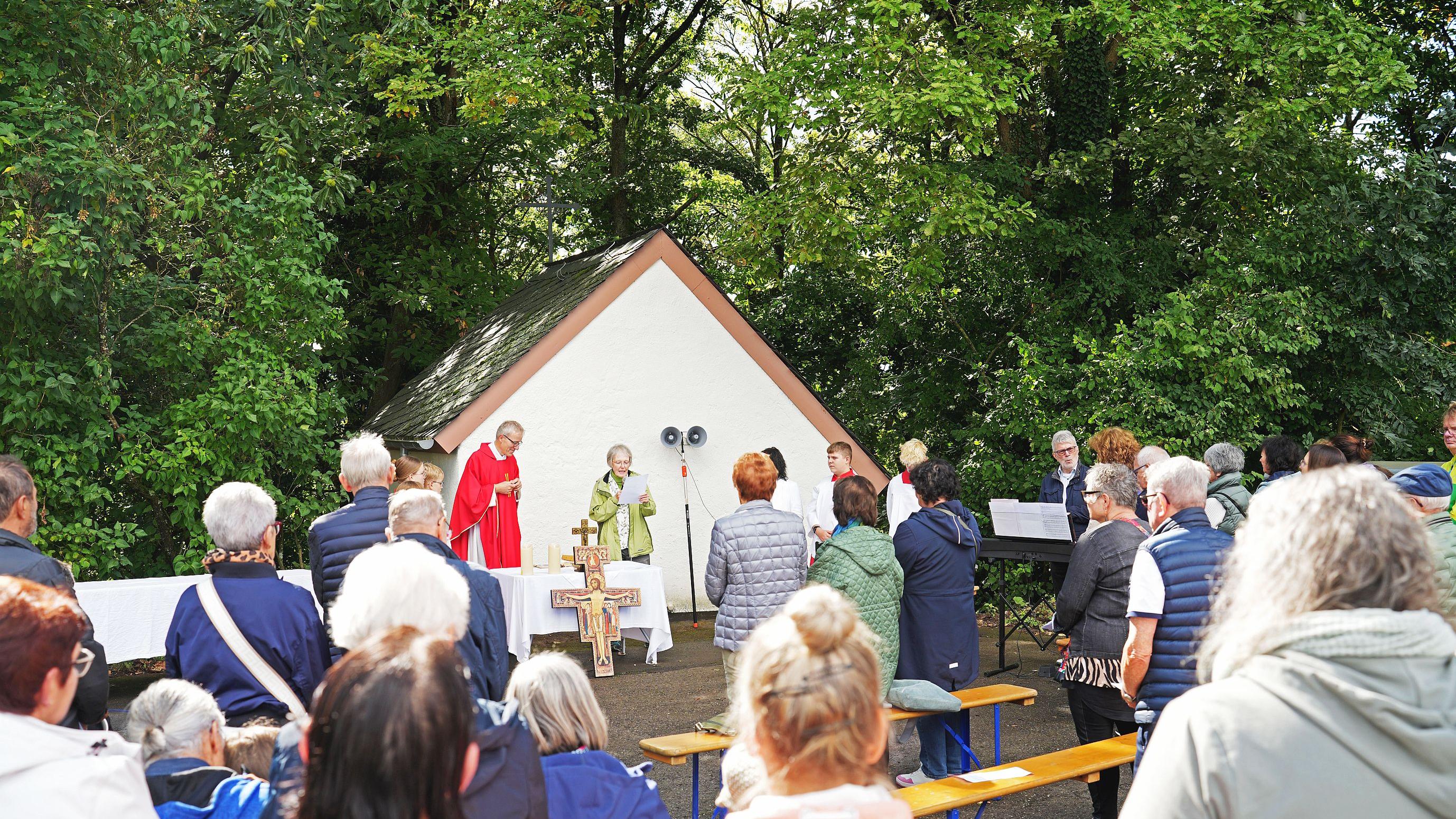 Pfarrer Diederichs feierte mit der  Gemeinde einen Jubiläumsgottesdienst auf dem Platz oberhalb der Heidekapelle.