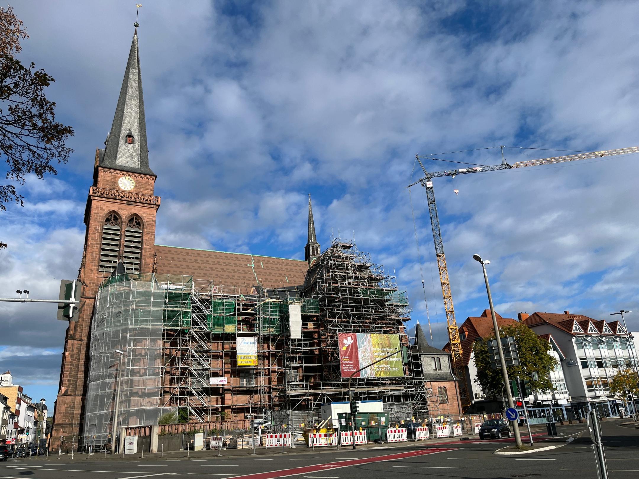 Das Dach der Heilig-Kreuz-Kirche in Bad Kreuznach wird erneuert. Die Kirche wurde zum Ausstellungsraum.