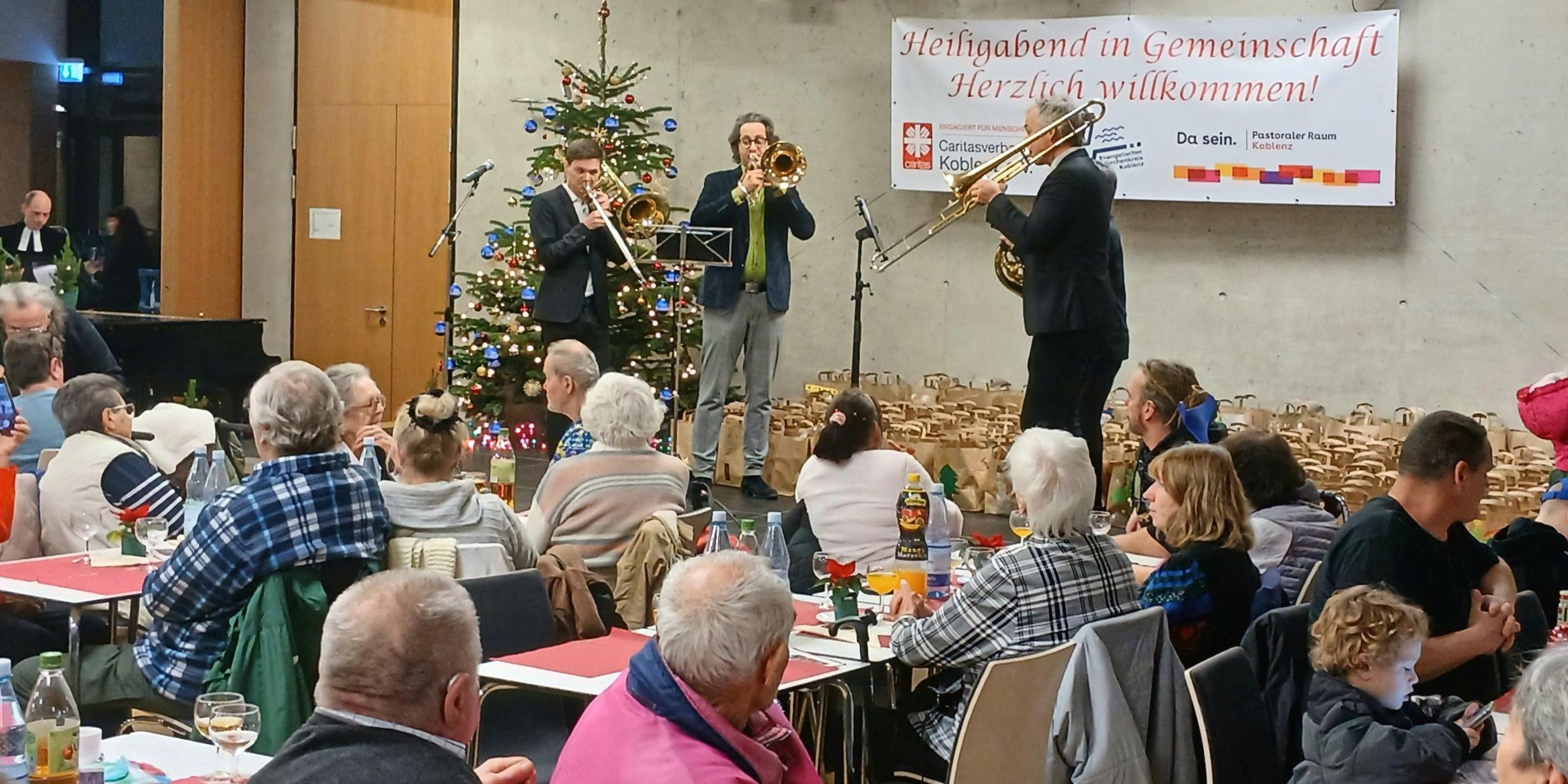 Die Gäste erwartet ein weihnachtliches Unterhaltungsprogramm mit engagierten Künstlern. Der Posaunenchor des evangelischen Gemeindeverbandes wird den Klangraum mit weihnachtlichen Klängen erfüllen.