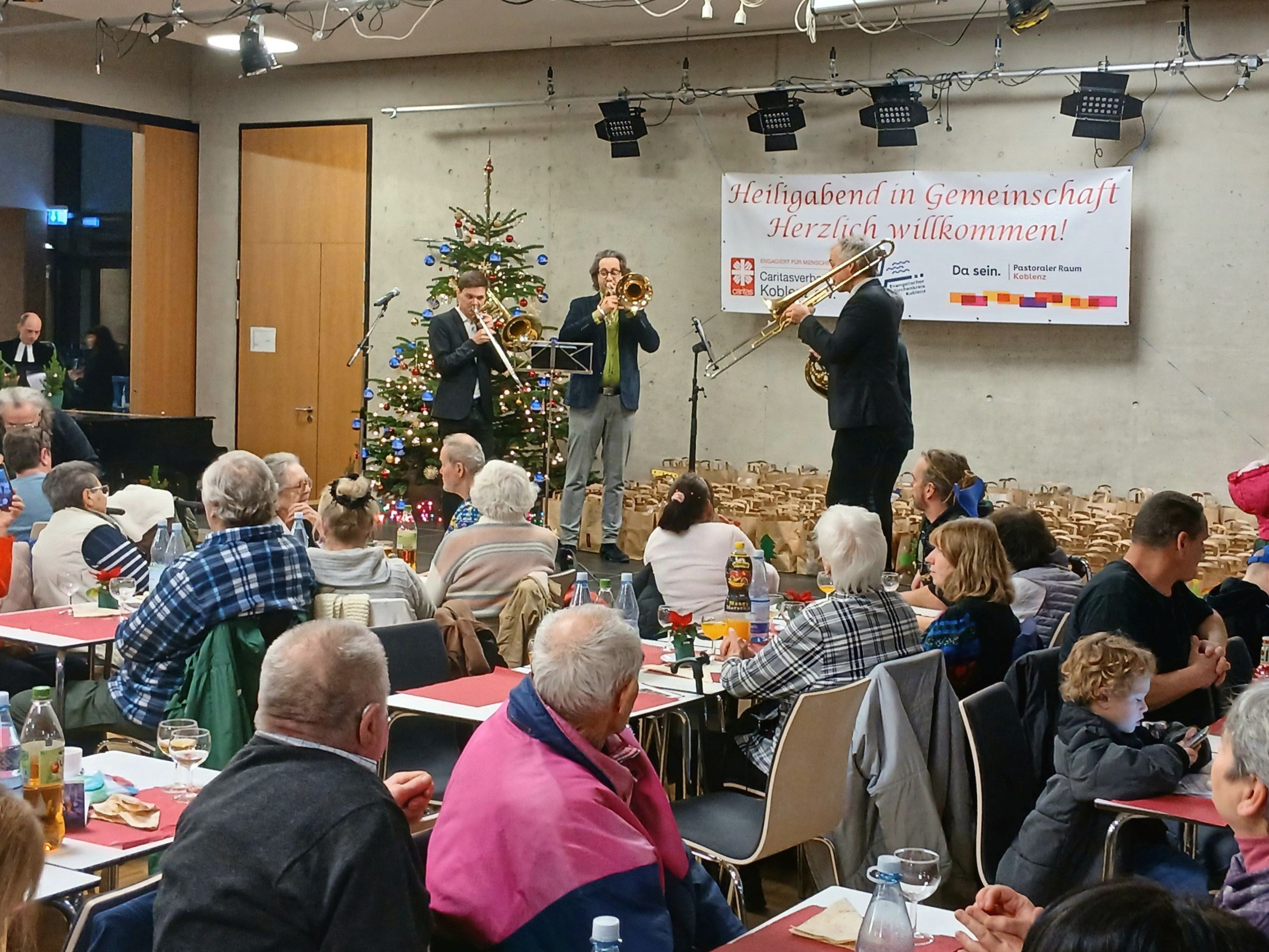 Die Gäste erwartet ein weihnachtliches Unterhaltungsprogramm mit engagierten Künstlern. Der Posaunenchor des evangelischen Gemeindeverbandes wird den Klangraum mit weihnachtlichen Klängen erfüllen.