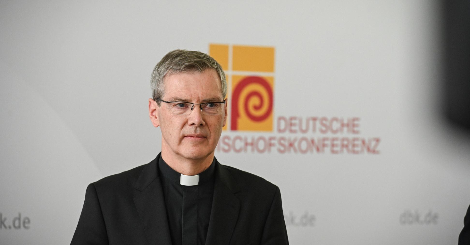 Portraitbild von Bischof Heiner Wilmer, dem neuen Vorsitzenden der Deutschen Bischofskonferenz.