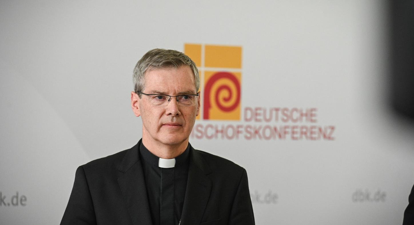 Portraitbild von Bischof Heiner Wilmer, dem neuen Vorsitzenden der Deutschen Bischofskonferenz.