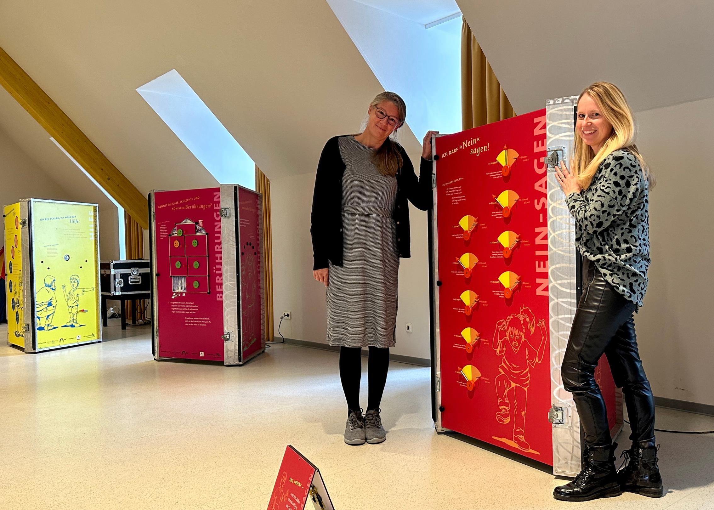 Schulleiterin Andrea Müller (rechts) und Carolin Heise