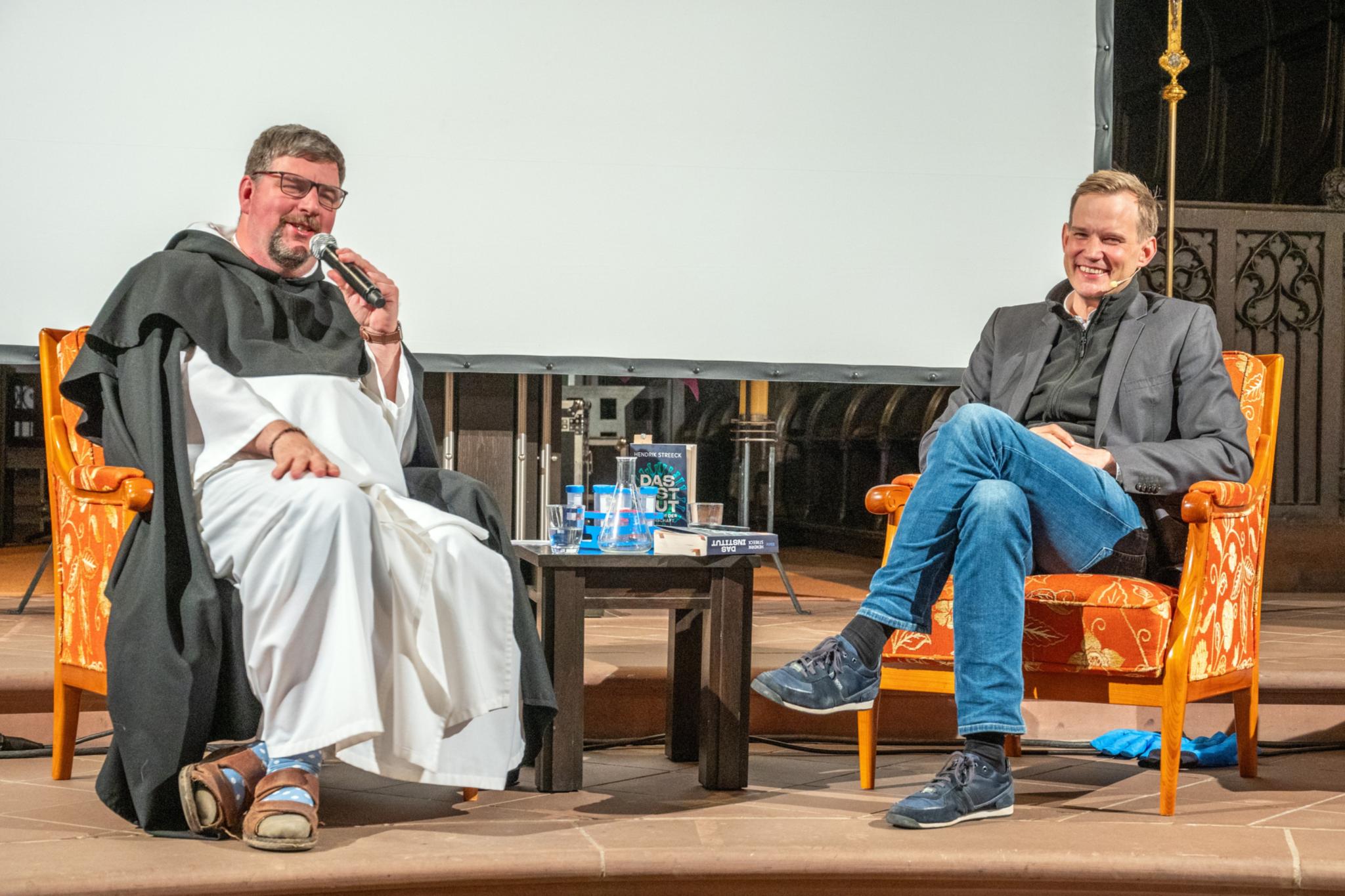 Im angeregten Gespräch: Pater Albert Seul (links) und Prof. Dr. Hendrik Streeck in der Wallfahrtskirche Klausen.