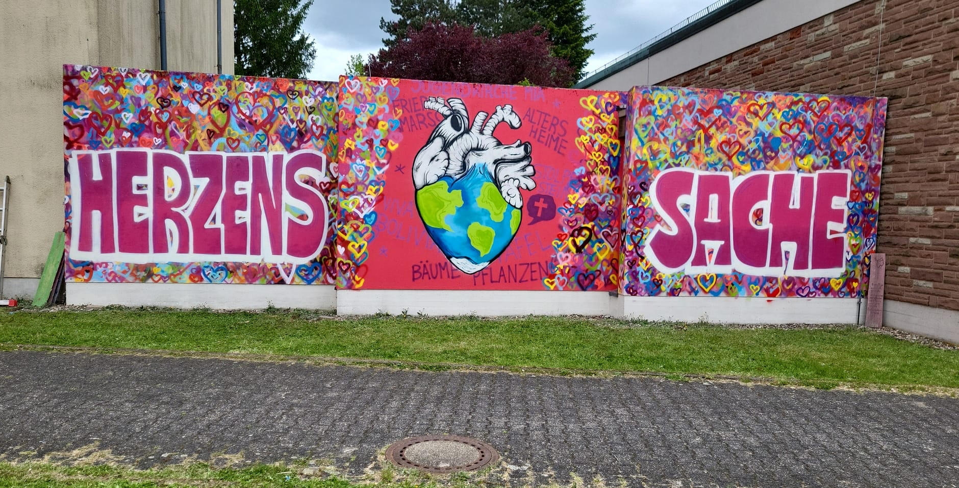 Das fertige Graffiti 'Herzenssache' der Firmbewerber 2026.