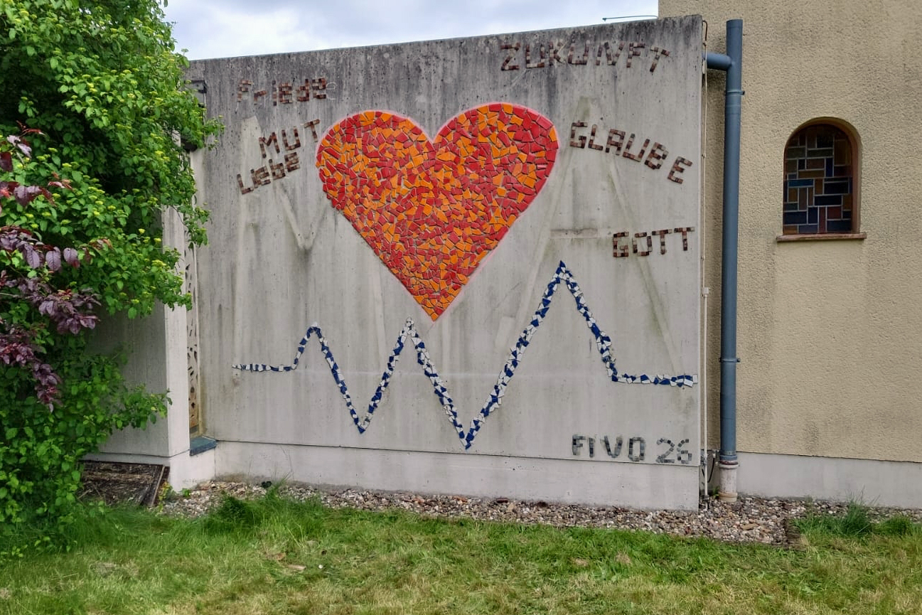 Das fertige Mosaik stellt ein Herz sowie den menschlichen Puls dar.