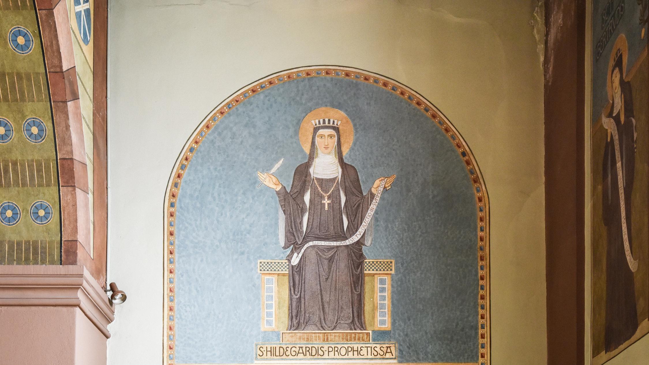 Ein Gemälde zeigt Hildegard von Bingen in der Abteikirche der Benediktinerinnenabtei Sankt Hildegard in Rüdesheim am Rhein.