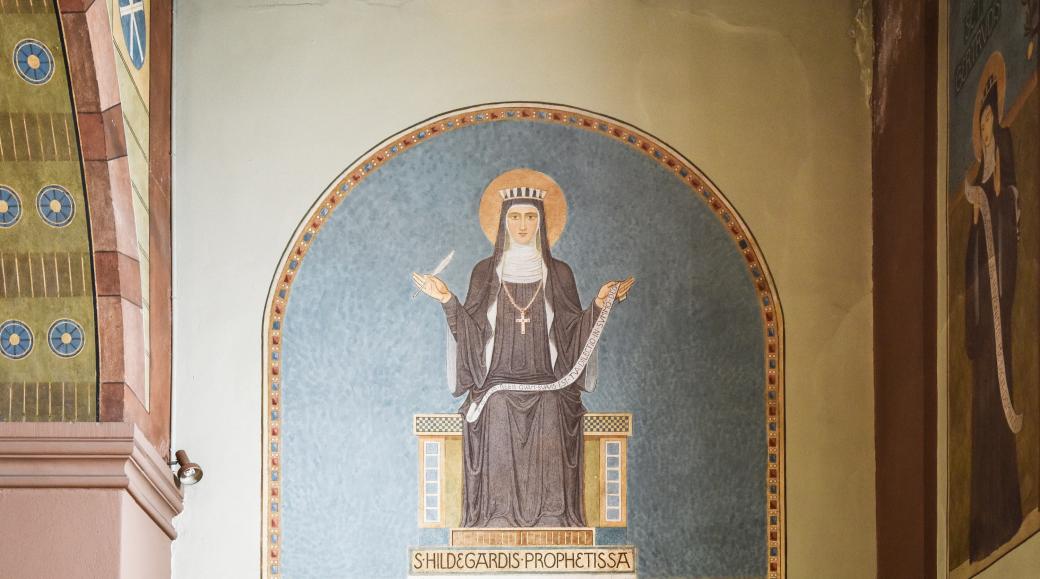 Ein Gemälde zeigt Hildegard von Bingen in der Abteikirche der Benediktinerinnenabtei Sankt Hildegard in Rüdesheim am Rhein.