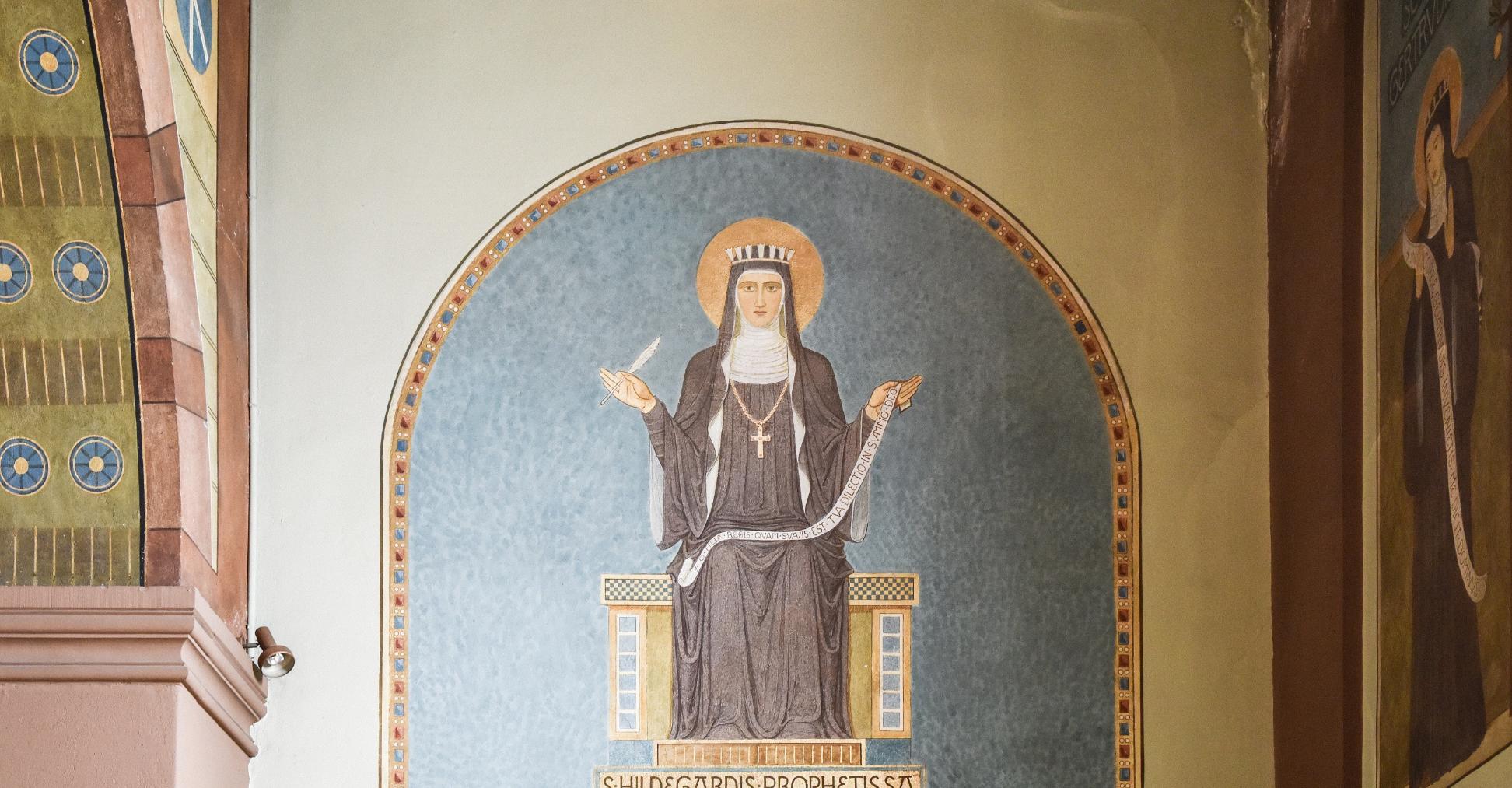 Ein Gemälde zeigt Hildegard von Bingen in der Abteikirche der Benediktinerinnenabtei Sankt Hildegard in Rüdesheim am Rhein.
