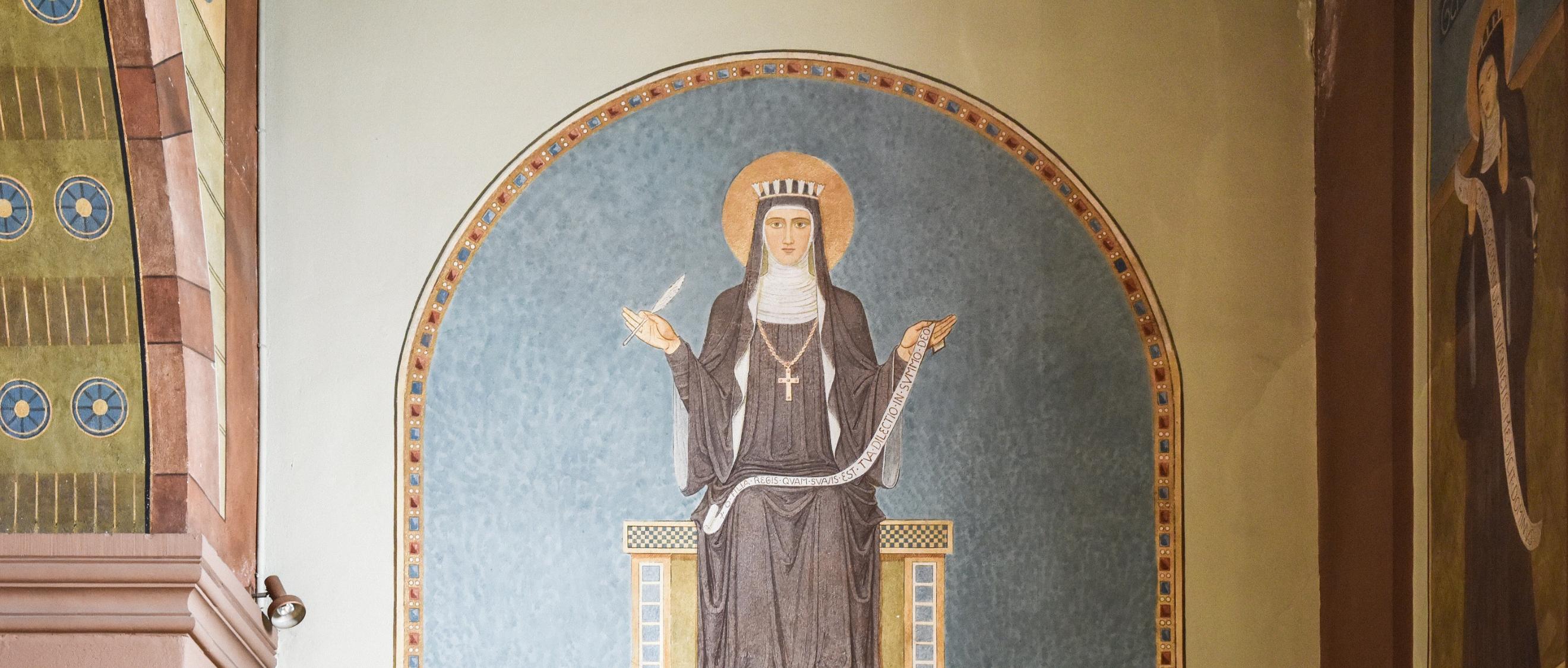 Ein Gemälde zeigt Hildegard von Bingen in der Abteikirche der Benediktinerinnenabtei Sankt Hildegard in Rüdesheim am Rhein.