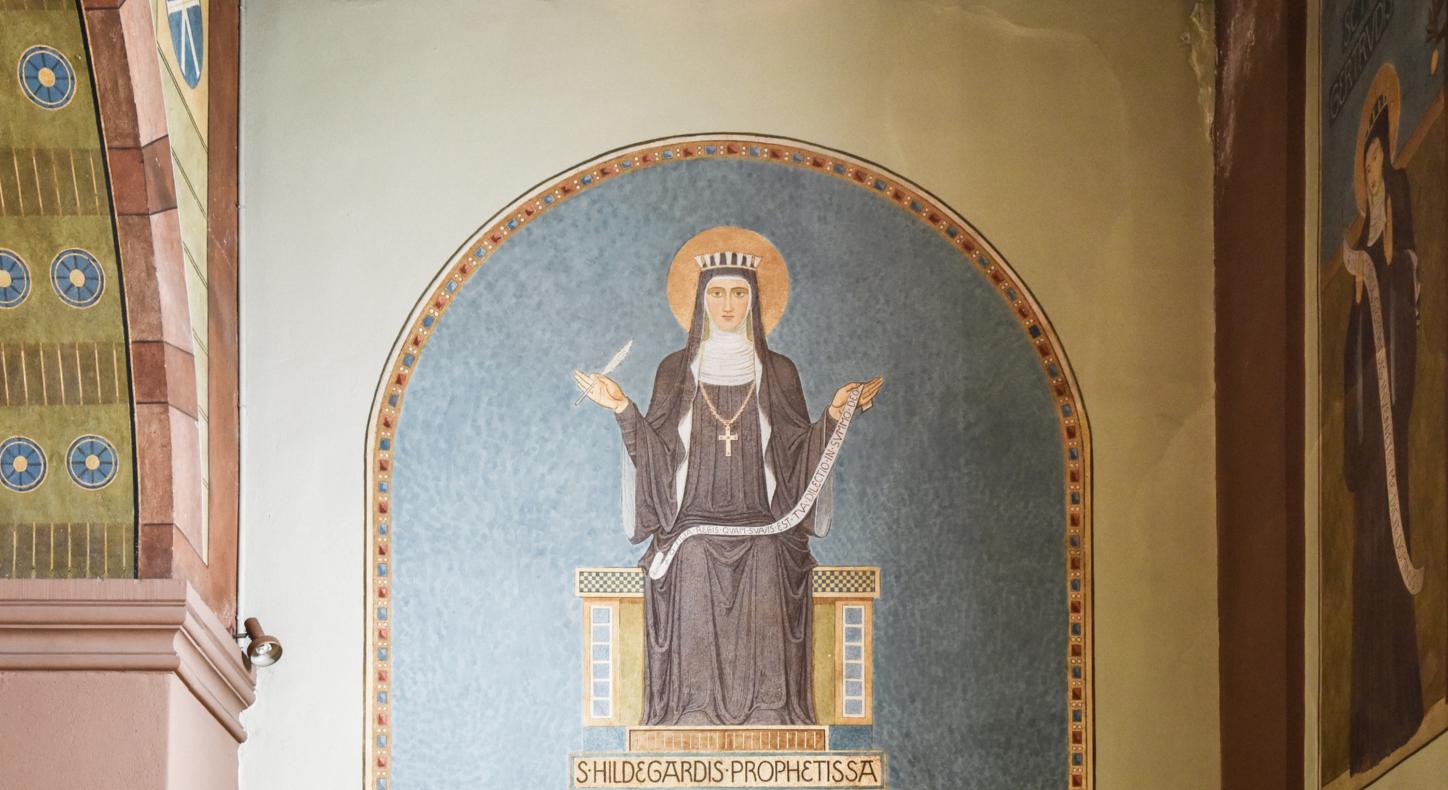 Ein Gemälde zeigt Hildegard von Bingen in der Abteikirche der Benediktinerinnenabtei Sankt Hildegard in Rüdesheim am Rhein.