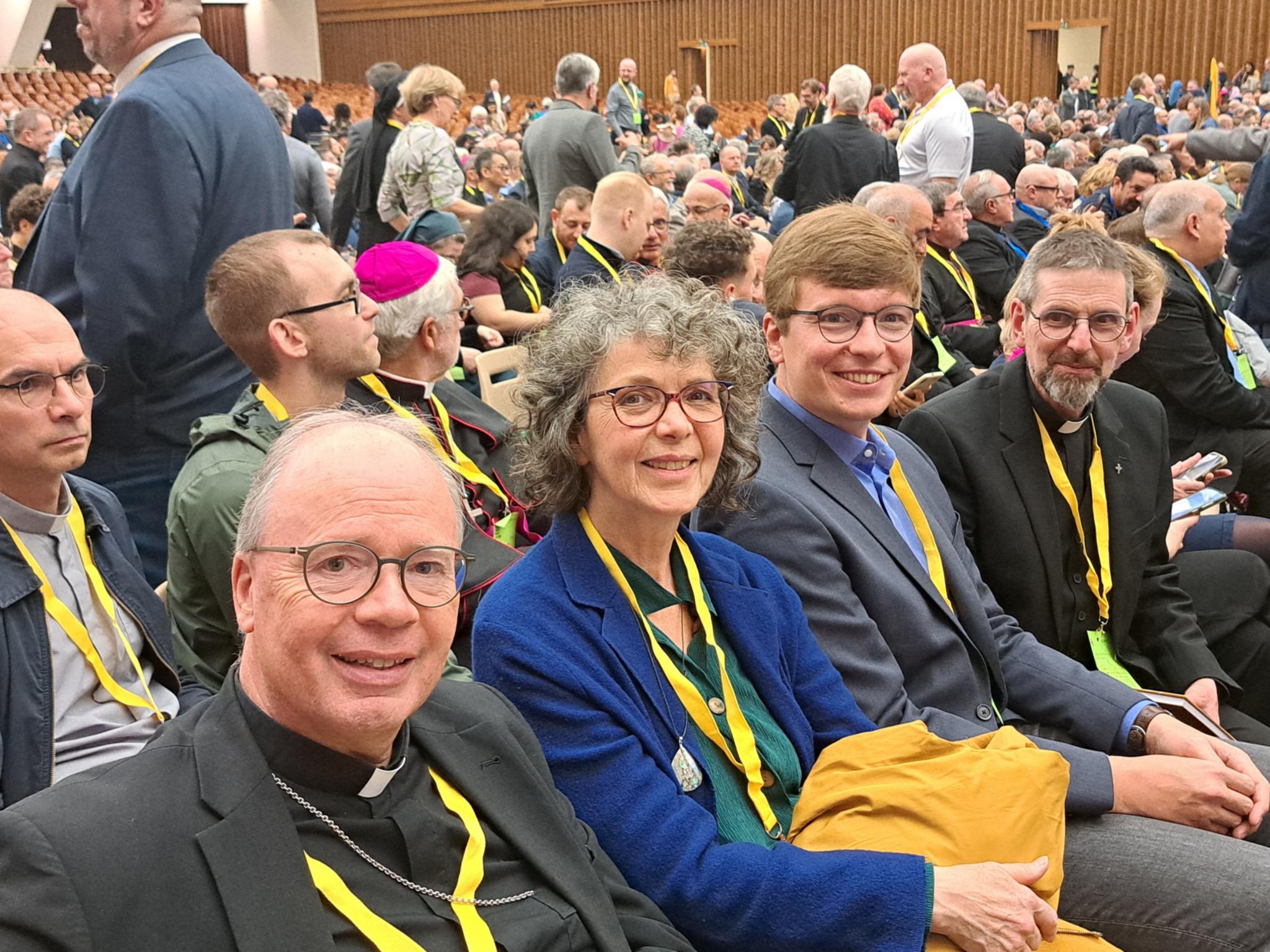 Im Versammlungsraum: Bischof Ackermann, Dr. Elfriede Franz, Florian Gepp, Pfarrer Hans-Georg Müller