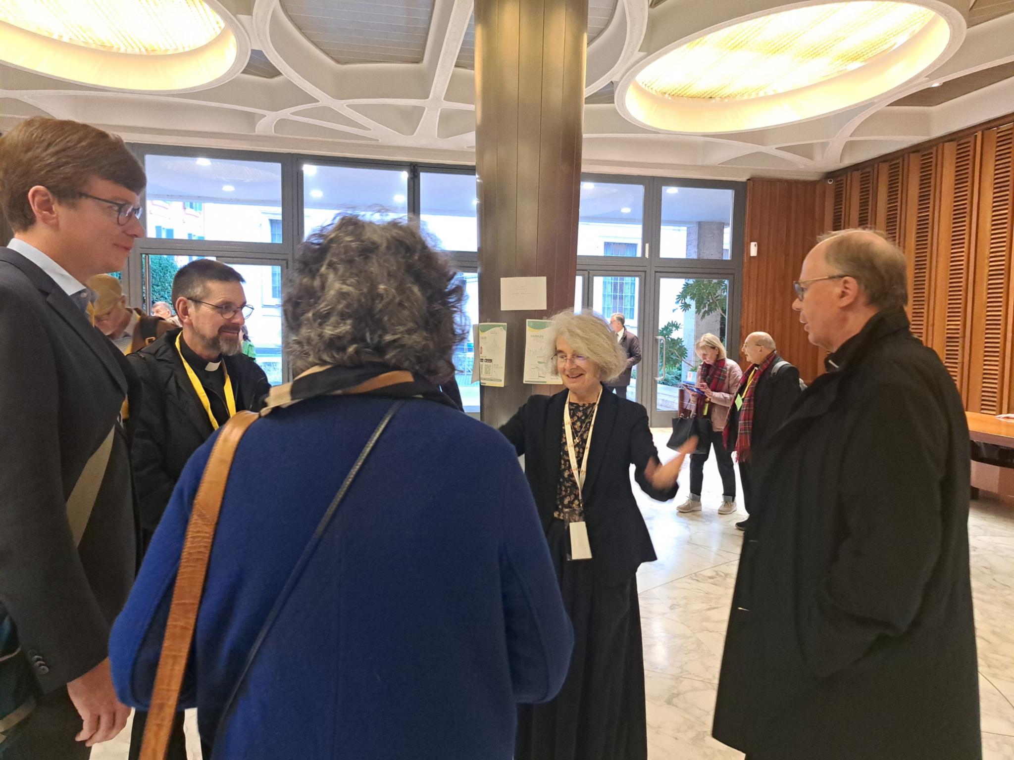 Die Gruppe mit der Untersekretärin des vatikanischen Generalsekretariats der Synode, Sr. Nathalie Becquart