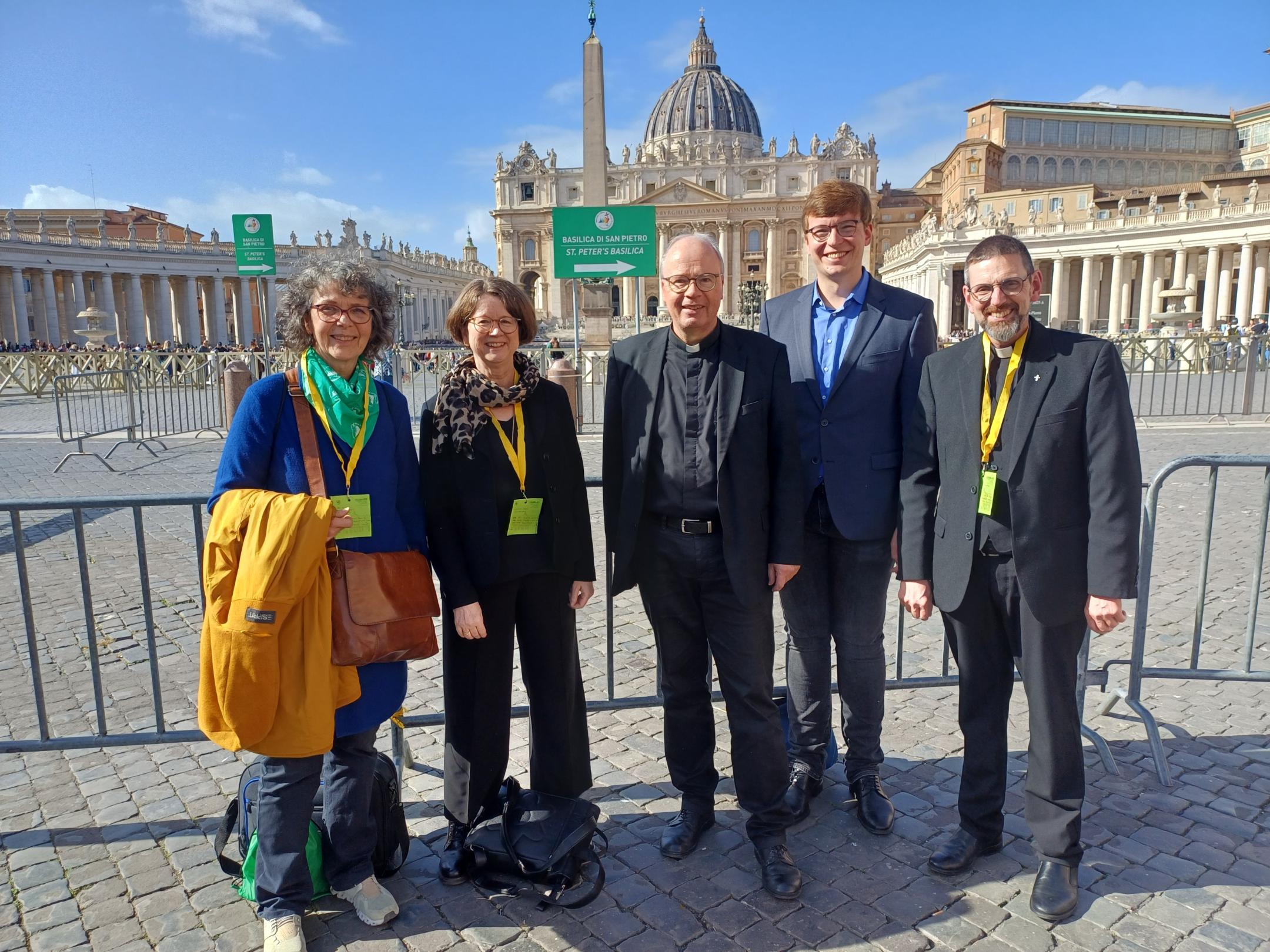 Die Gruppe auf dem Petersplatz: Dr. Elfriede Franz, Mechthild Schabo, Bischof Ackermann, Florian Gepp, Pfarrer Hans-Georg Müller