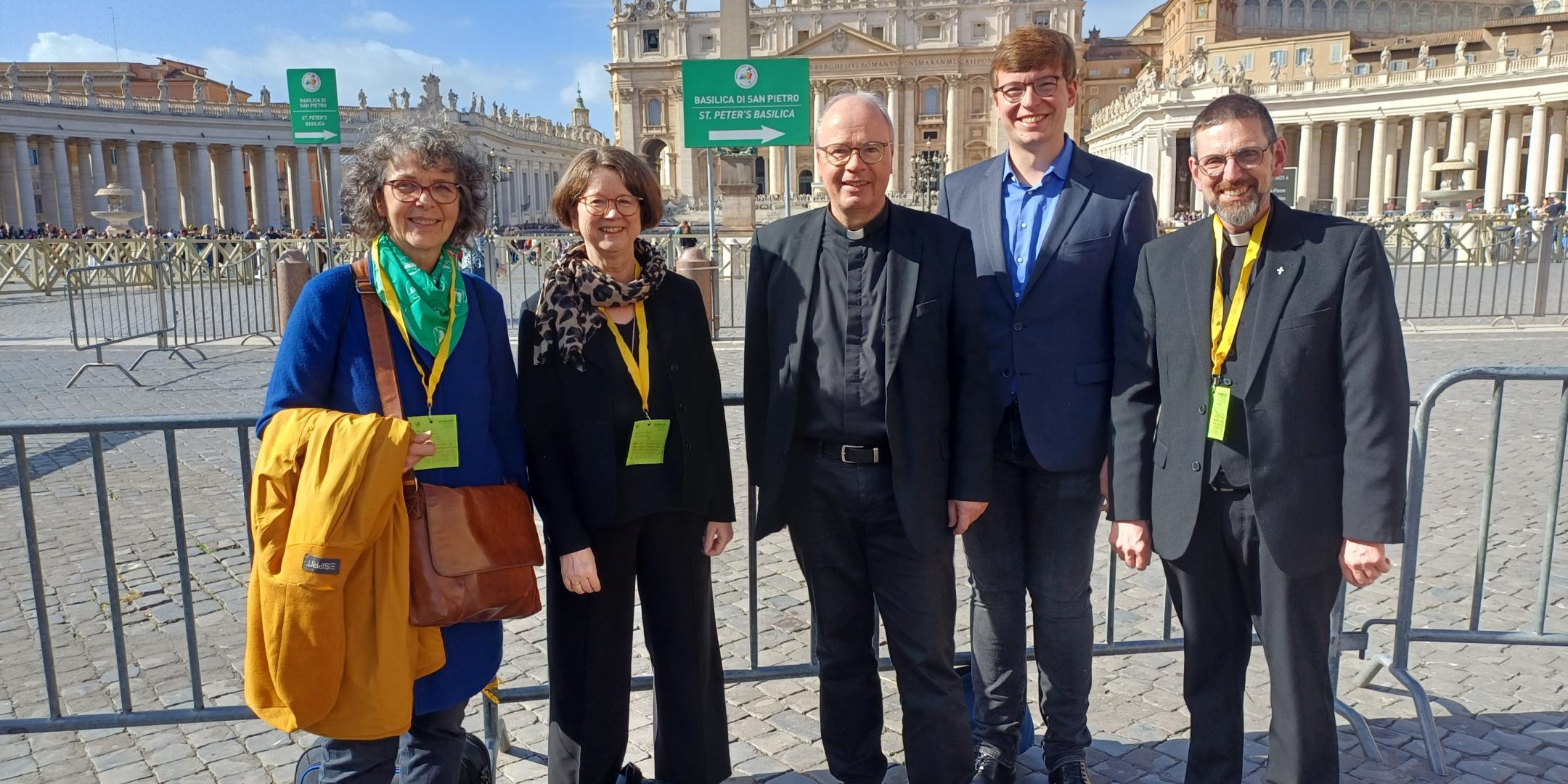 Die Gruppe auf dem Petersplatz: Dr. Elfriede Franz, Mechthild Schabo, Bischof Ackermann, Florian Gepp, Pfarrer Hans-Georg Müller