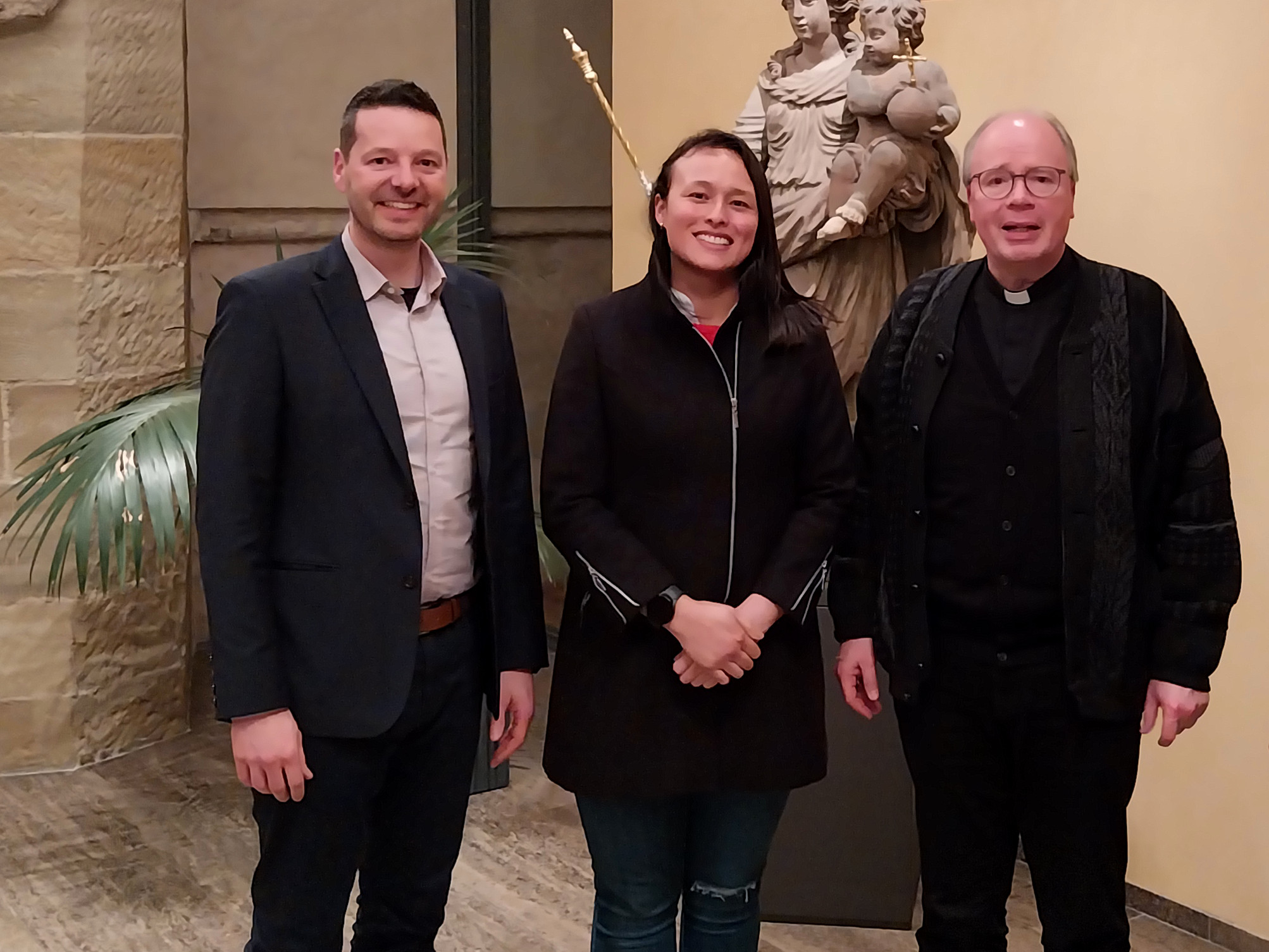 Thorsten Hoffmann und der Trierer Bischof mit Cecilia Dörfelt