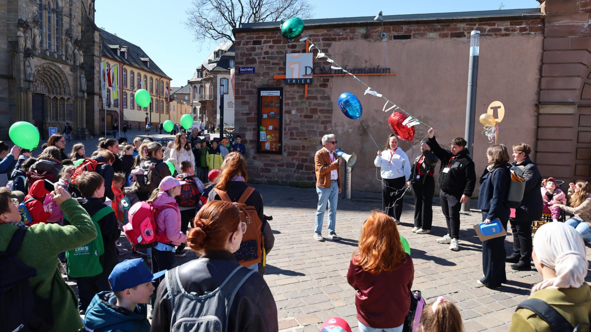 Ballons mit Fürbitten steigen in den Himmel