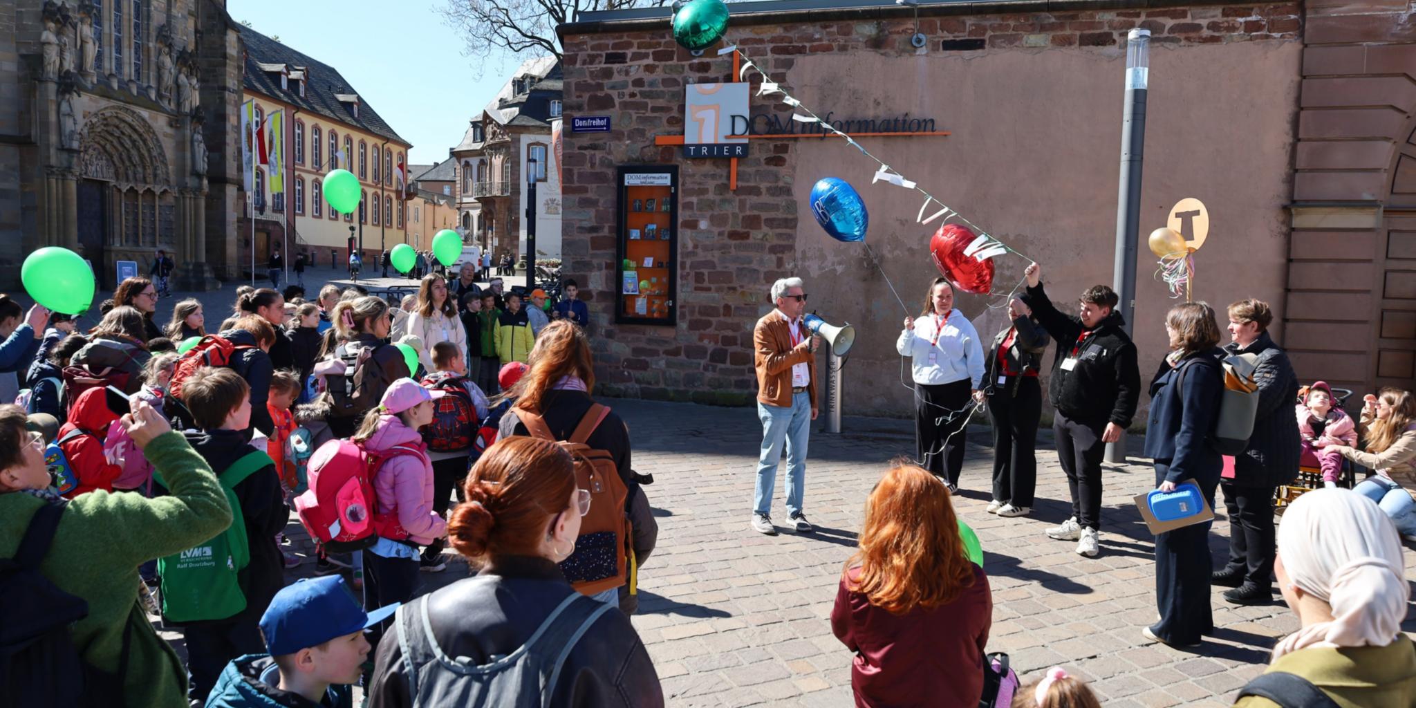Ballons mit Fürbitten steigen in den Himmel