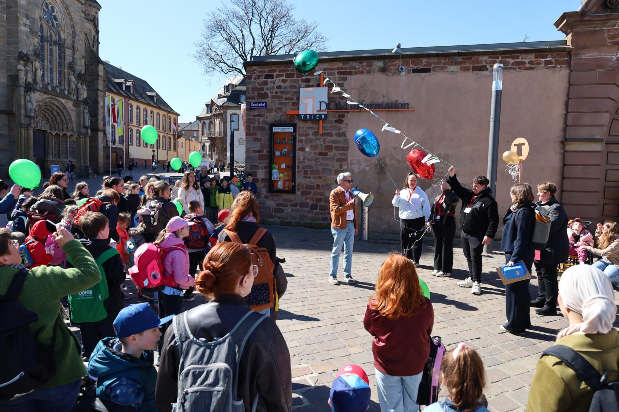 Ballons mit Fürbitten steigen in den Himmel