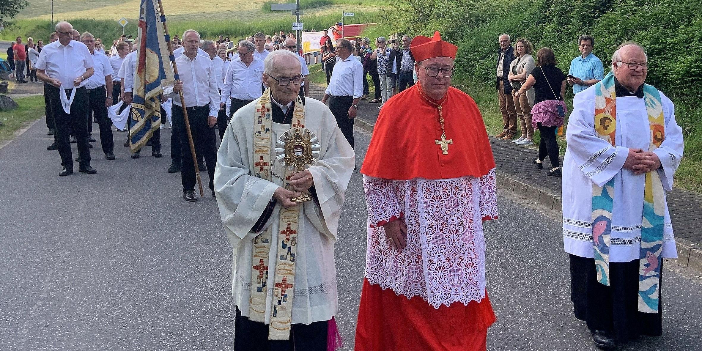 Am Ortseingang von Waxweiler wurden die Pilger aus Prüm von Kardinal Hollerich (Mitte), Ortspfarrer Müller (rechts) und Ordensprälat Kreutz (links) empfangen und zur Pfarrkirche geleitet.