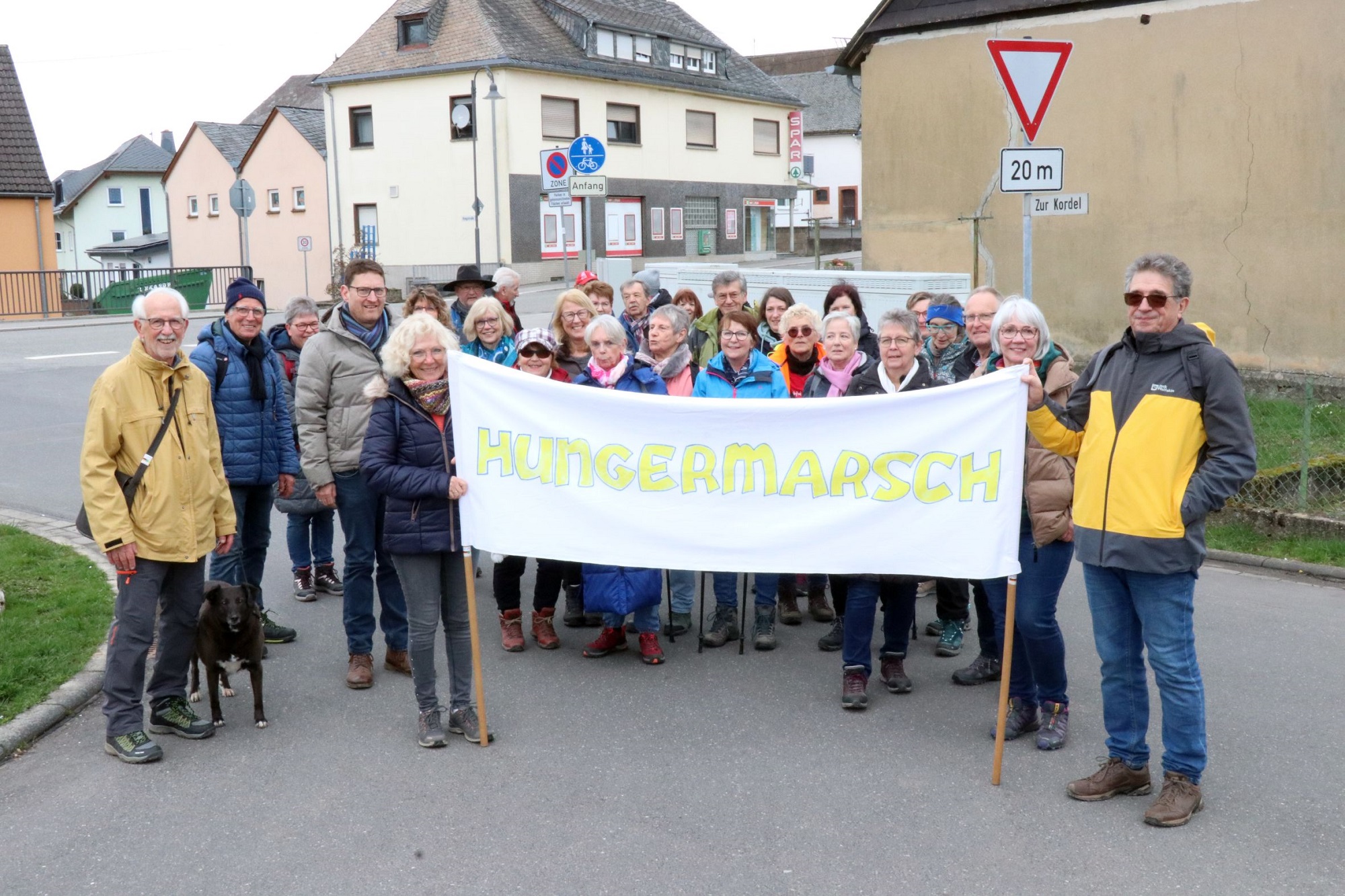 Teilnehmer des Hungermarsches mit Banner mit Aufschrift Hungermarsch.