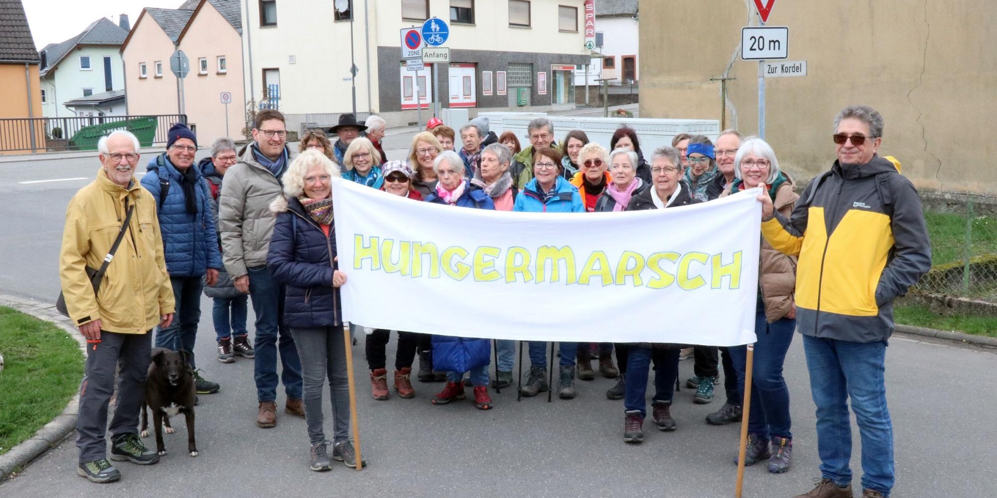 Teilnehmer des Hungermarsches mit Banner mit Aufschrift Hungermarsch.