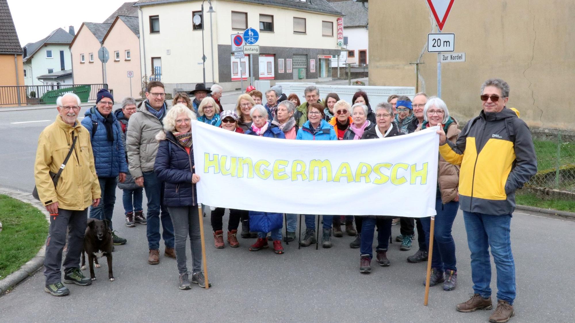 Teilnehmer des Hungermarsches mit Banner mit Aufschrift Hungermarsch.