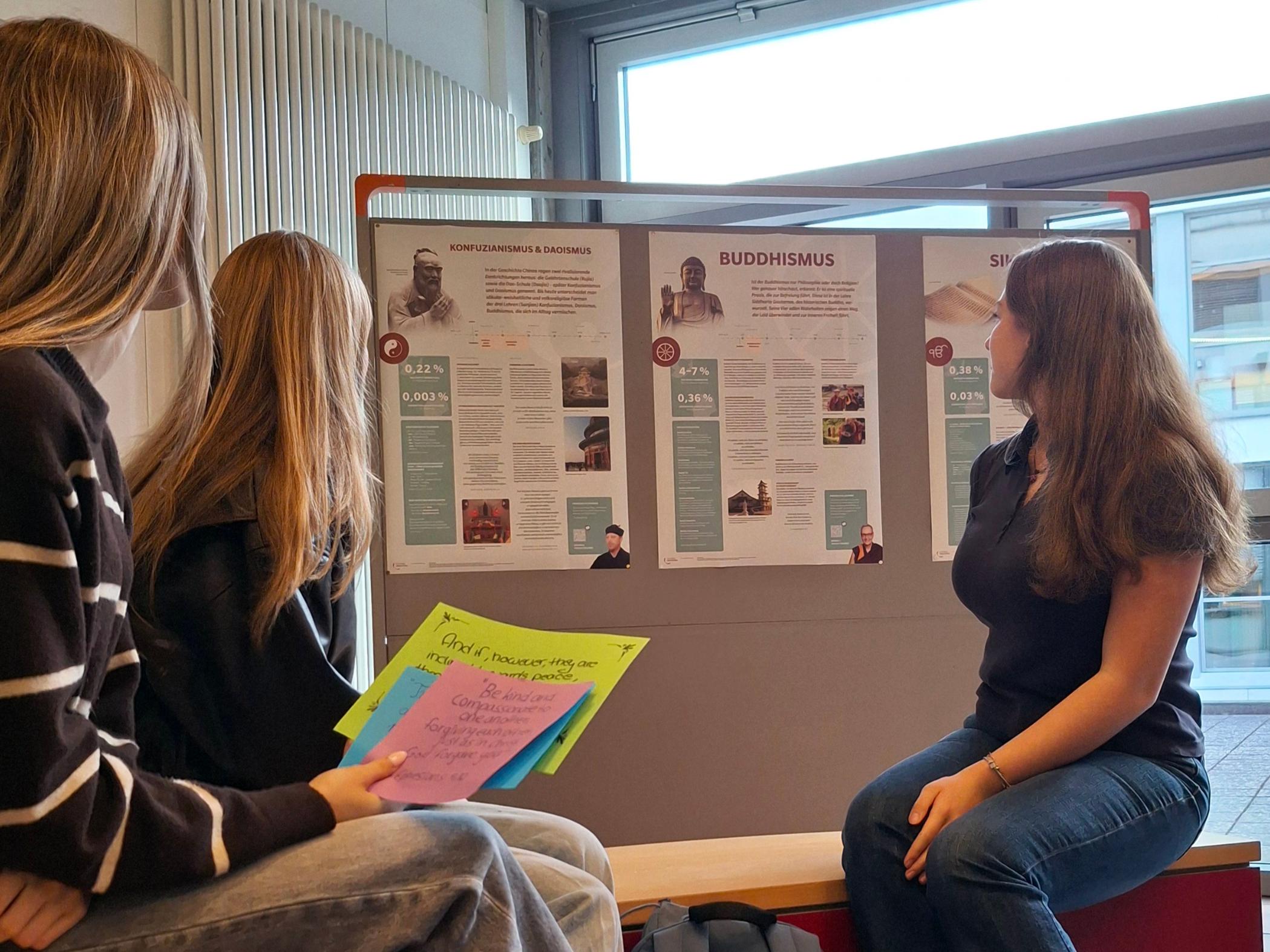 Schülerinnen der IGS Zell bei der Vernissage zur Ausstellung „Anders als du glaubst. Religionen - Werte - Frieden“ der Stiftung Weltethos