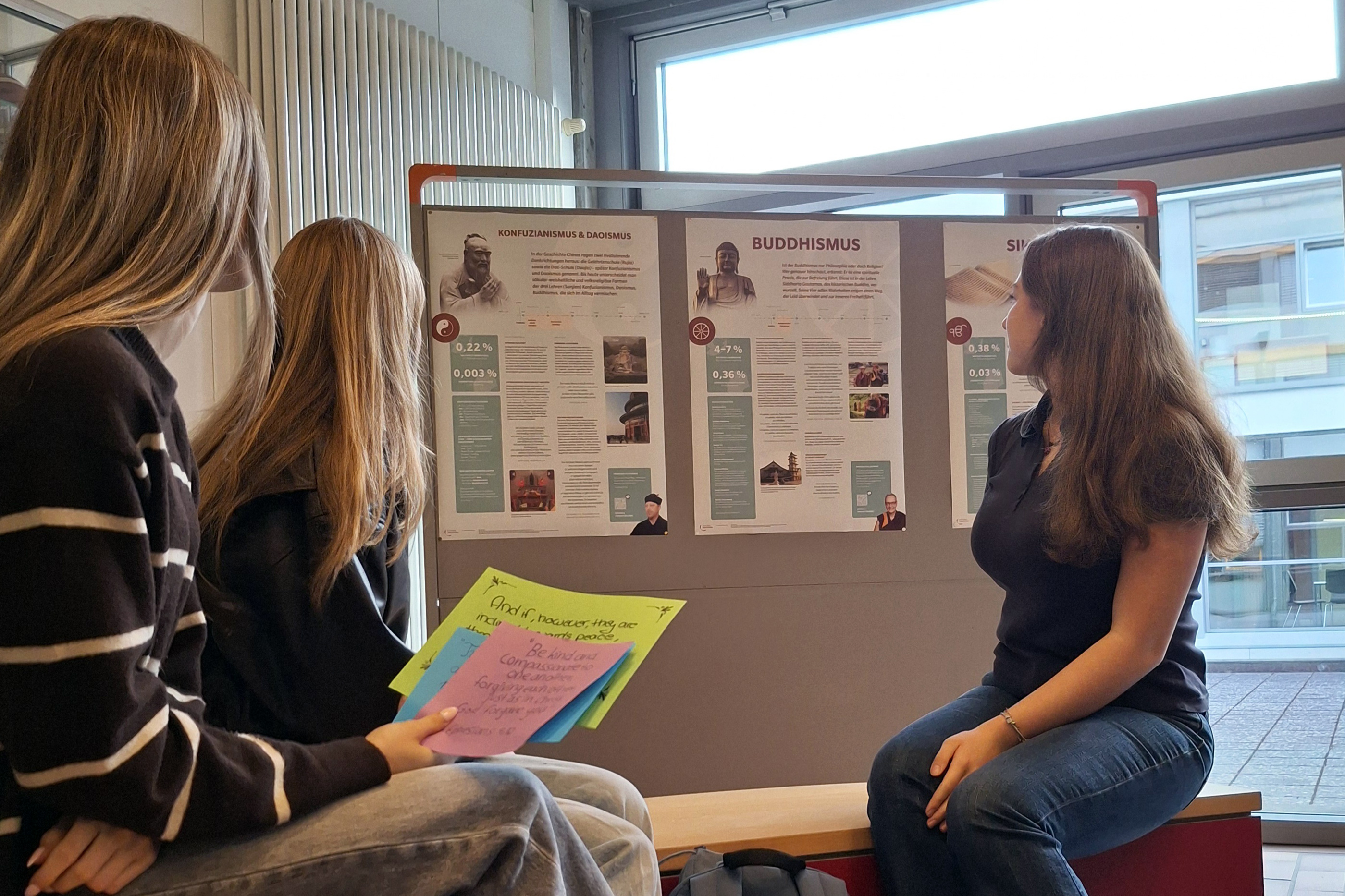 Schülerinnen der IGS Zell bei der Vernissage zur Ausstellung „Anders als du glaubst. Religionen - Werte - Frieden“ der Stiftung Weltethos