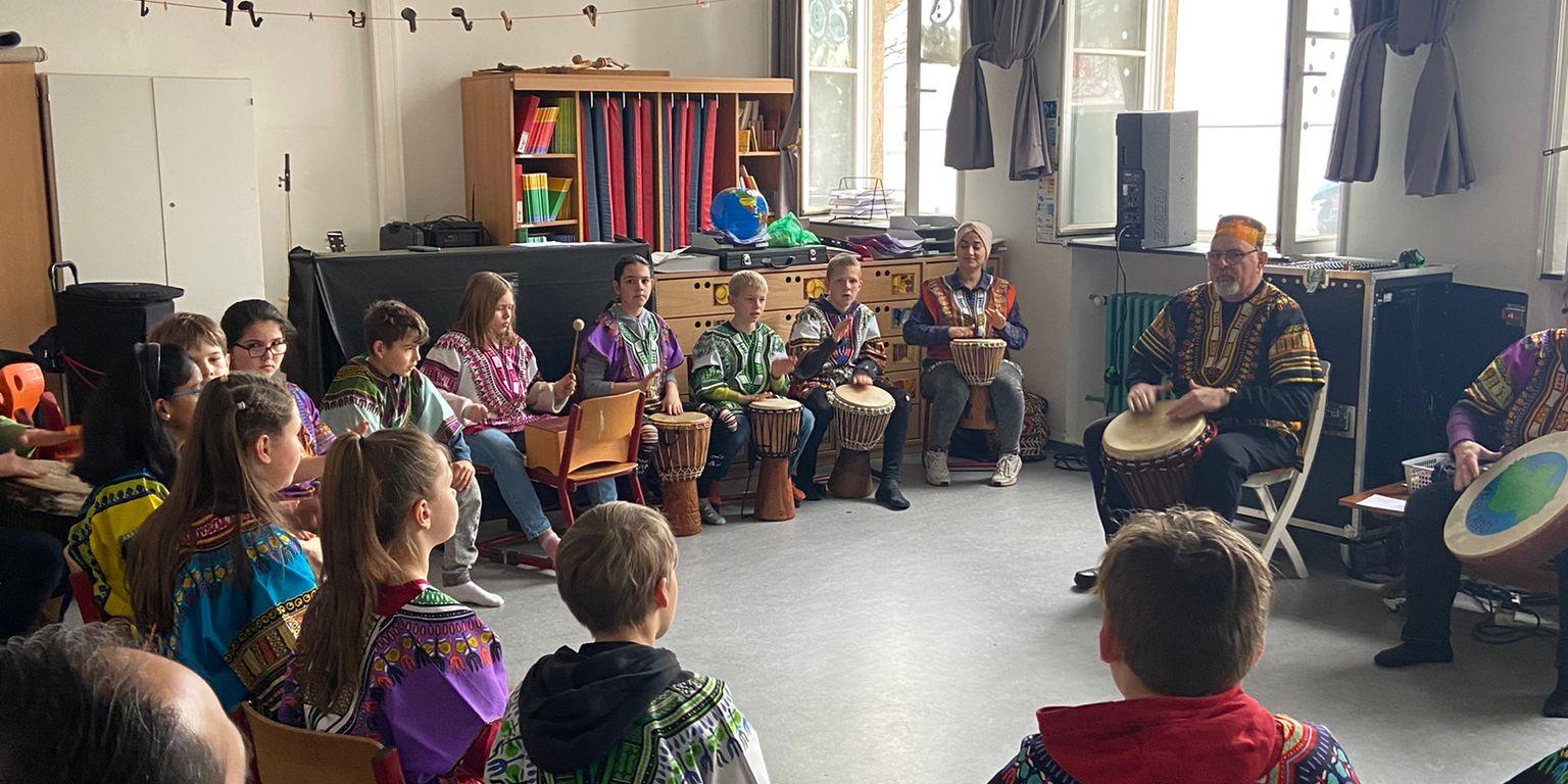„Macht keinen Krieg!“ trommeln Grundschüler aus Ehrang mit Jakob Kasarjian von der Gruppe „Palongo“.
