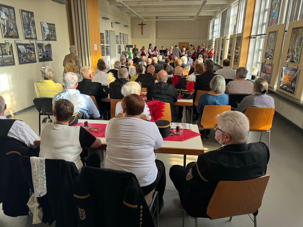 Bei der Eröffnung der Ausstellung war das Interesse groß.
