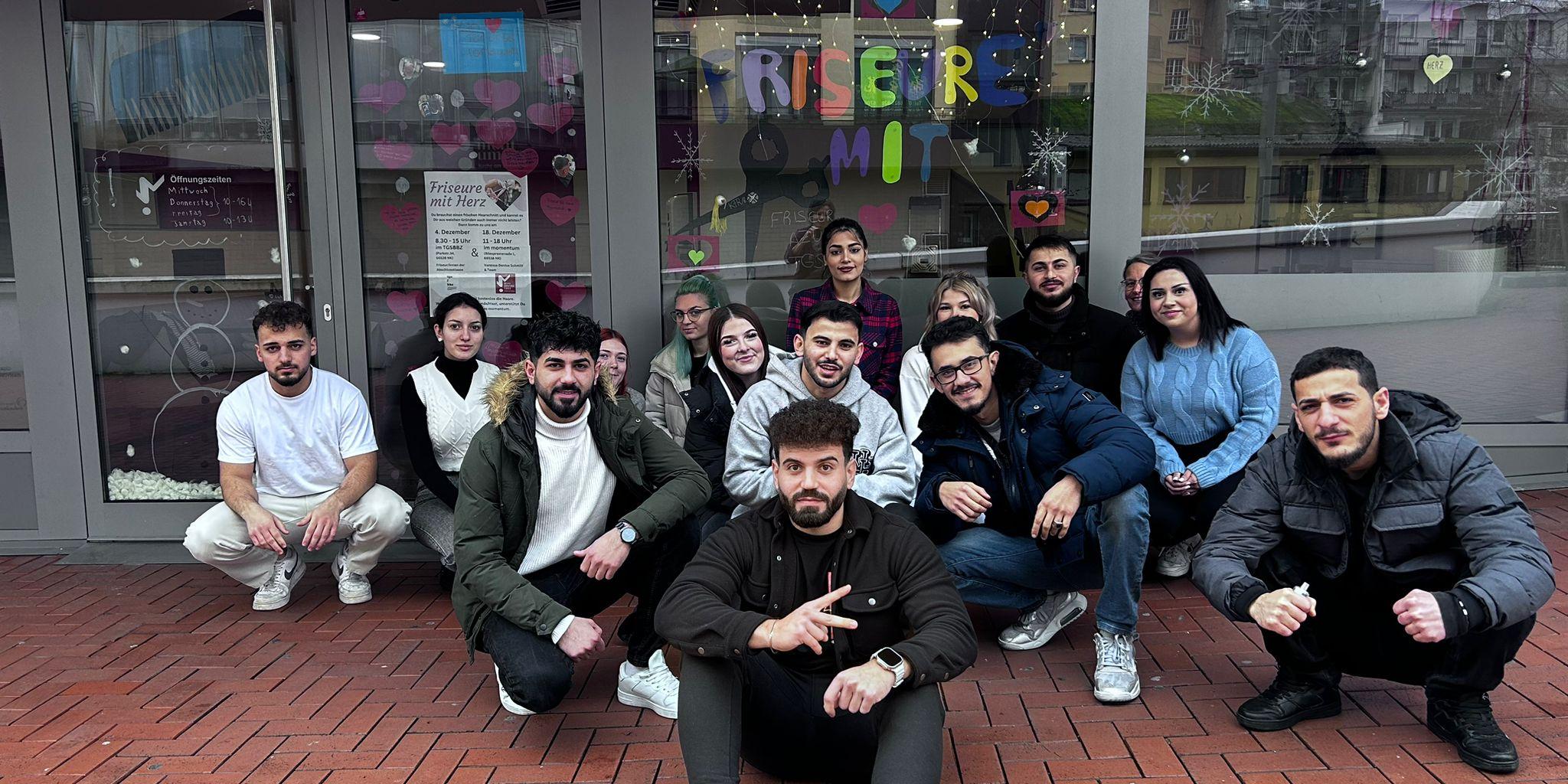 Die Schüler*innen der Friseurklasse vor dem momentum.