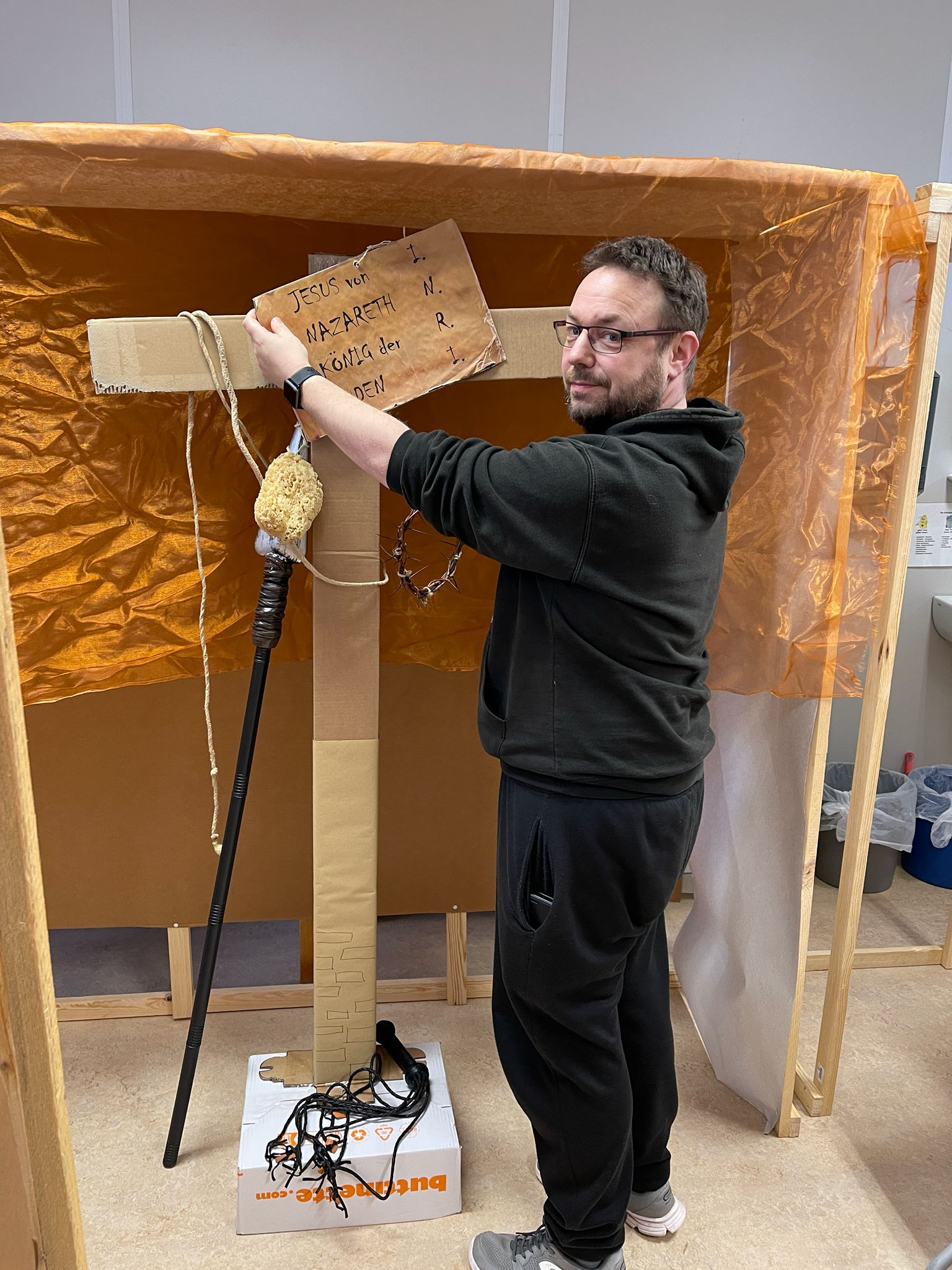 Gemeindereferent Peter Holz baut an der Kreuzigungsszene.