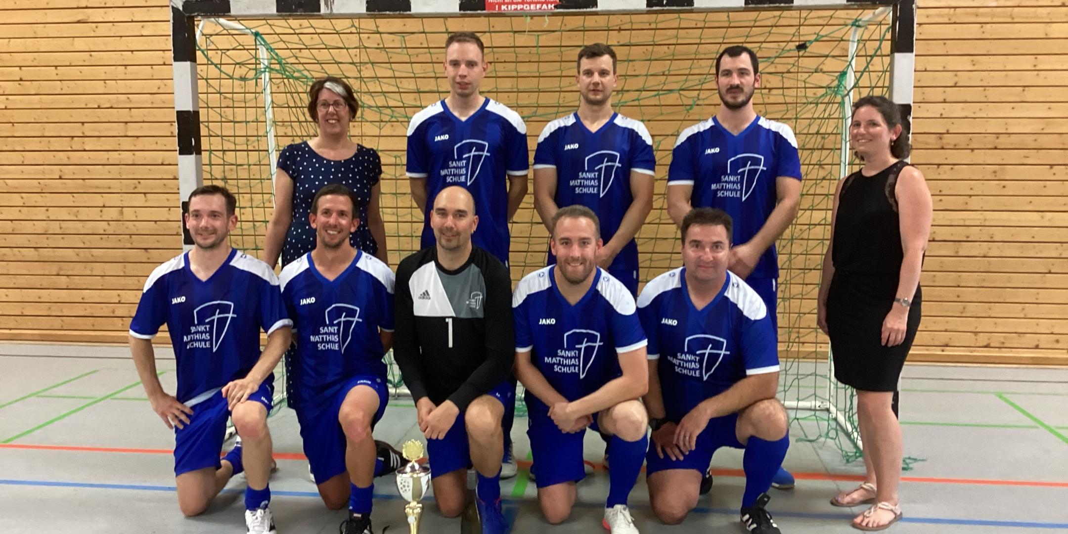 Das Siegerteam aus Bitburg mit Dr. Kerstin Schmitz-Stuhlträger (links) und Christine Traut (rechts). Foto: Pressestelle