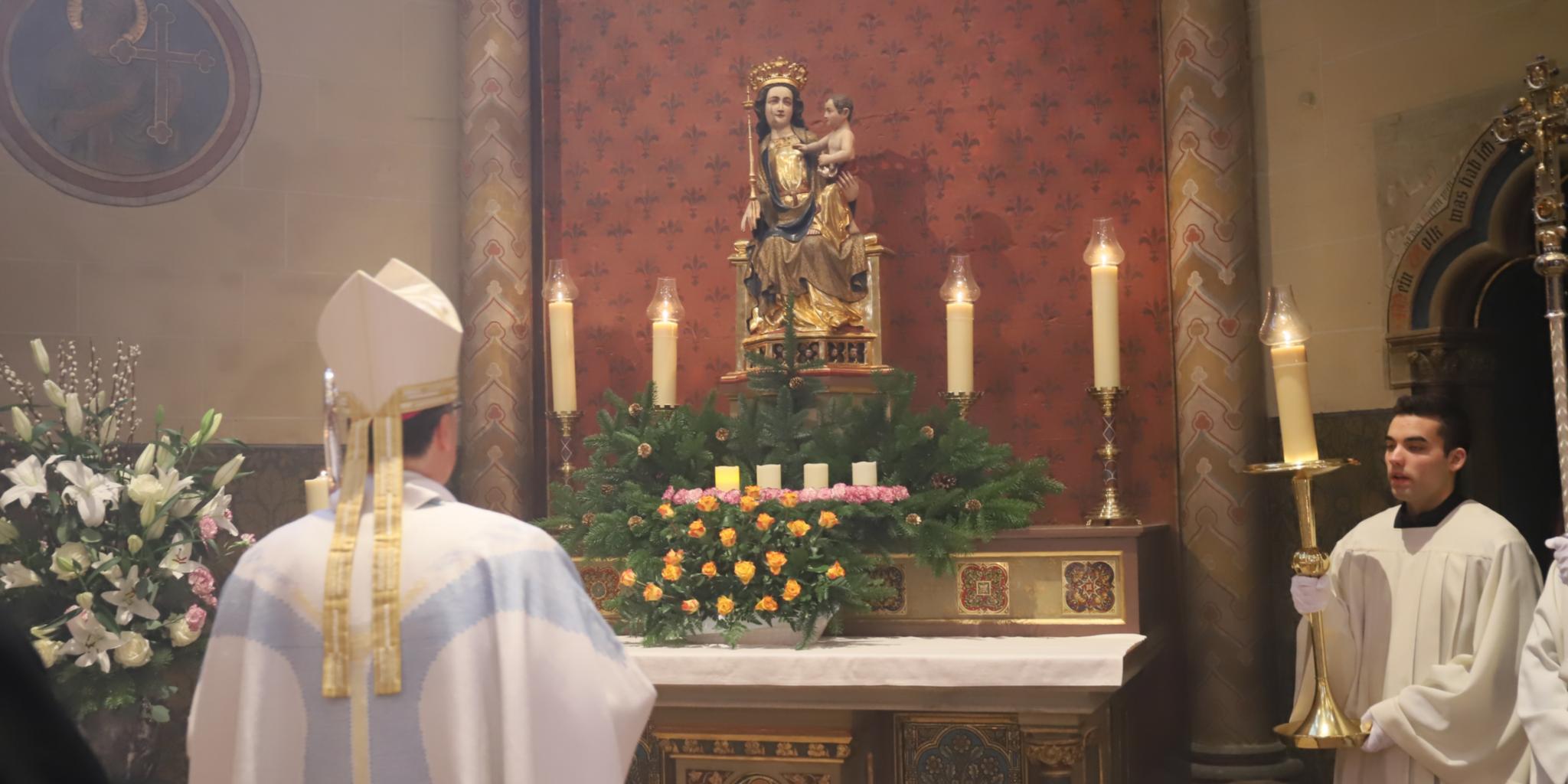 Bischof Ackermann betet vor dem Marienaltar in der Liebfrauenkirche.