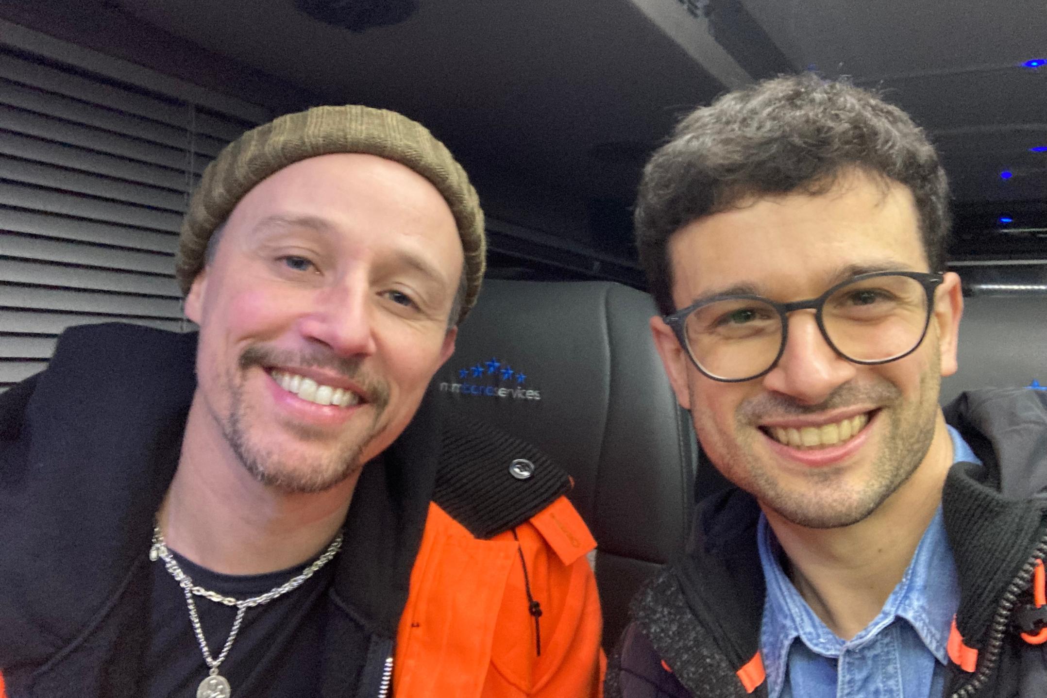 Christopher Hoffmann und Sänger J.P Cooper