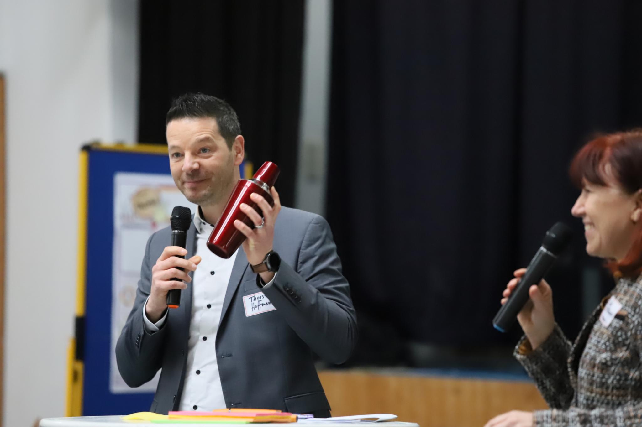 Die beiden Moderatoren des Tages, Dr. Thorsten Hoffmann und Karin Müller-Bauer