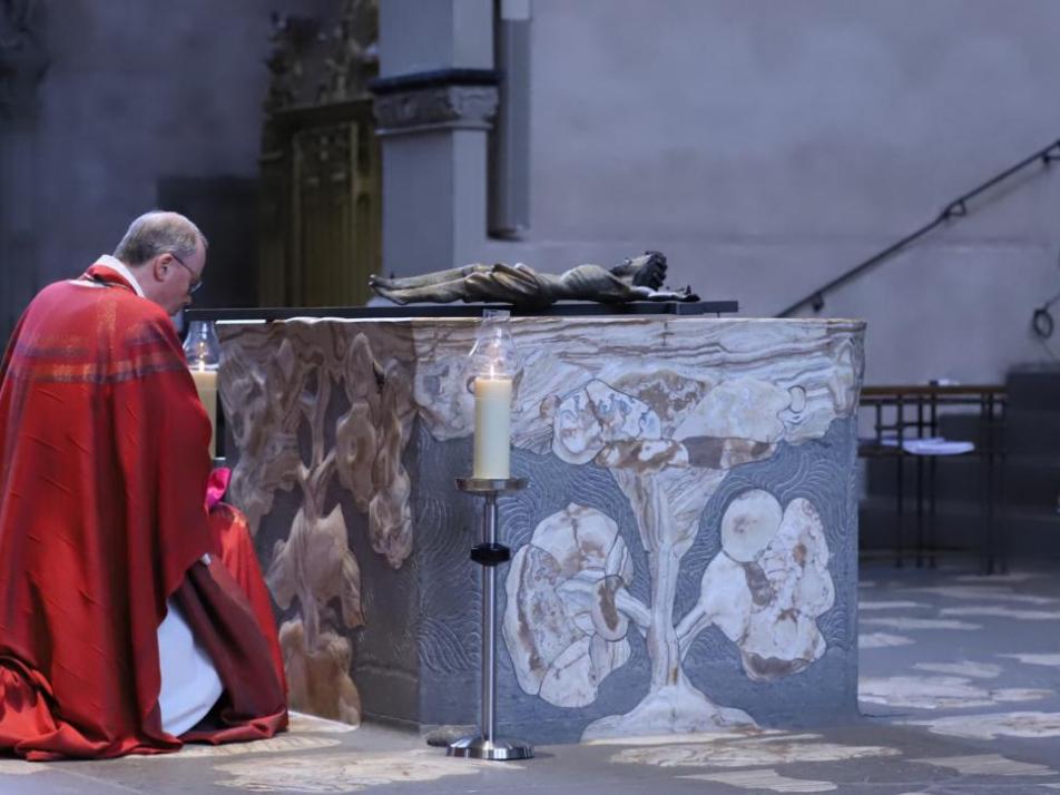 Bischof Ackermann bei der Kreuzverehrung im Dom an Karfreitag