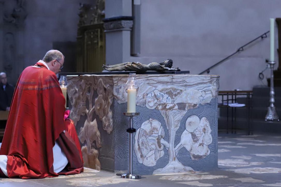Bischof Ackermann bei der Kreuzverehrung im Dom an Karfreitag
